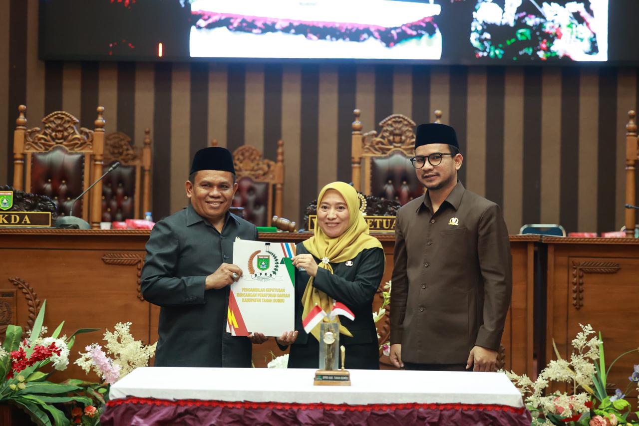 DISAHKAN: Pemkab Tanah Bumbu dan DPRD menyepakati tiga Raperda menjadi Perda di tahun 2025. (Foto: Humas DPRD Tanah Bumbu)