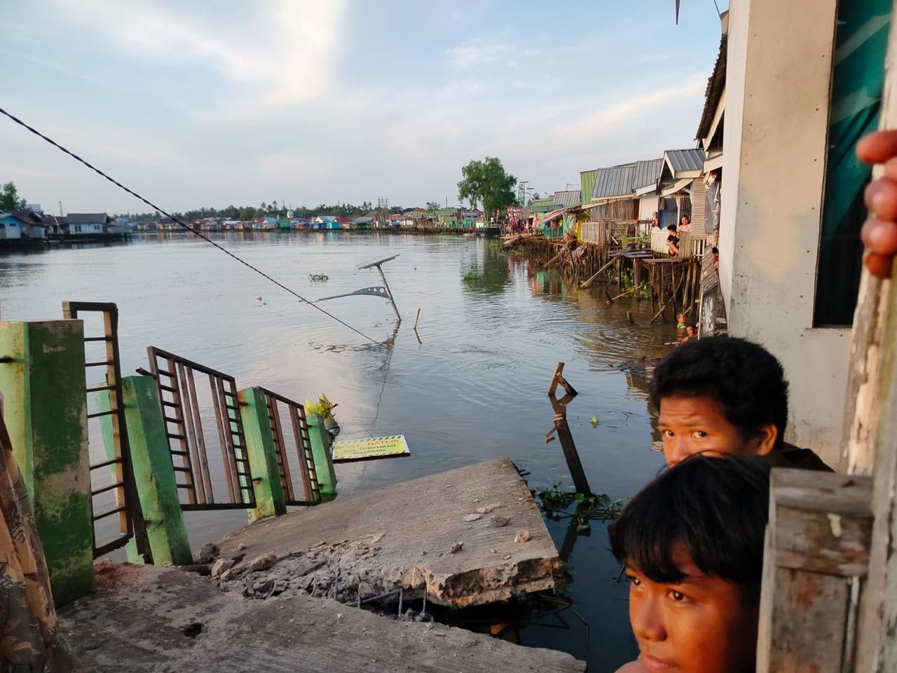 AKSES WARGA: Titian utama di Kampung Hijau Kelurahan Sungai Bilu ambruk. Akses vital warga ini kini tak bisa dilalui.