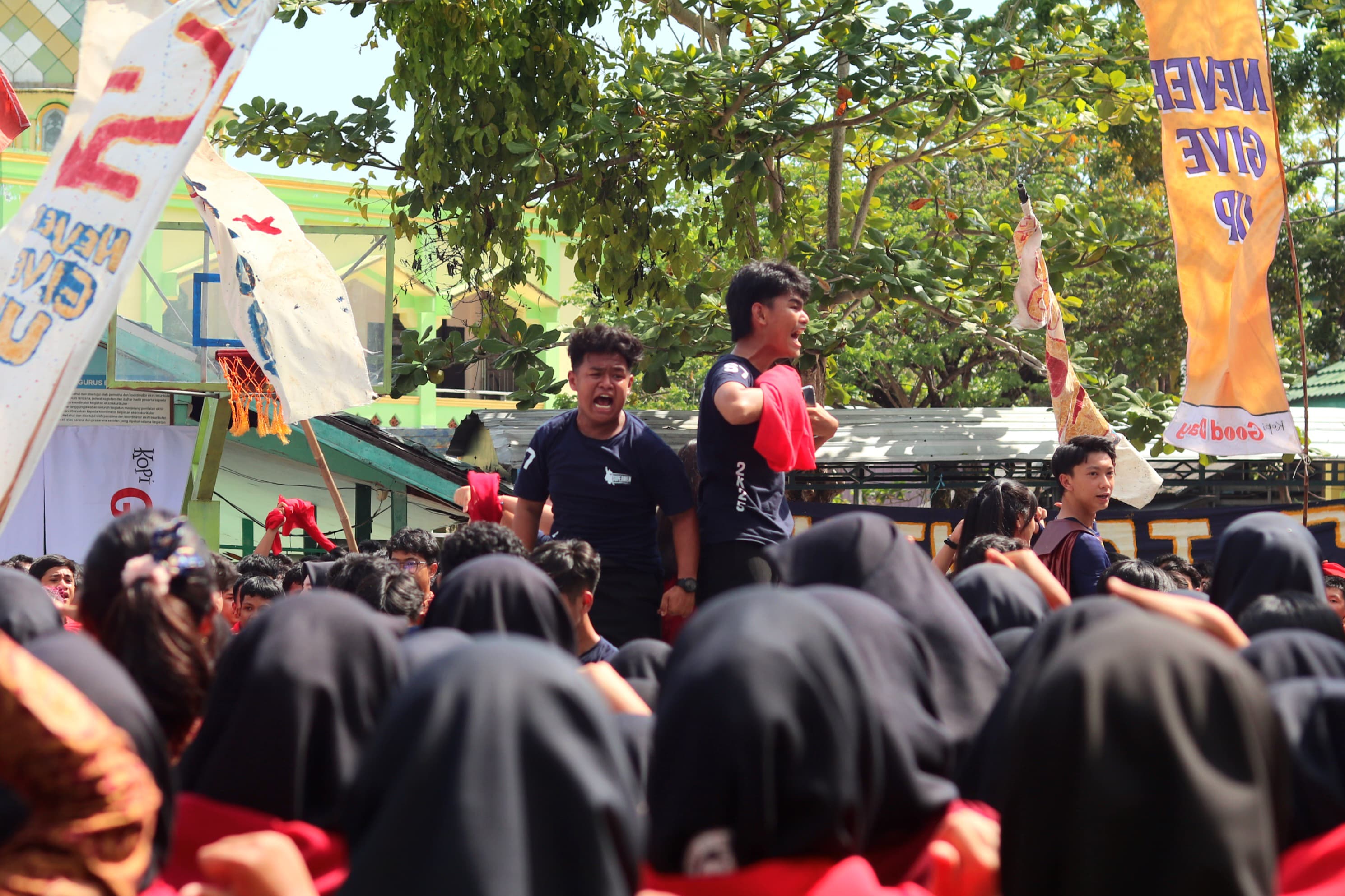 KOMPAK: Suporter SMAN 7 Banjarmasin, Supermen, begitu bersemangat saat tampil di Roadshow Honda DBL with Kopi Good Day 2025 South Kalimantan, Rabu (6/8/2025).