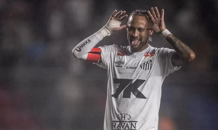 DIKABARKAN: Neymar Jr dikabarkan akan kembali bermain di Eropa. Ia saat ini memperkuat salah satu klub di Brasil, Santos.