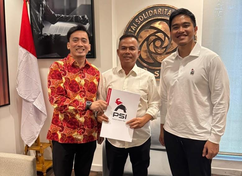 RESMI GABUNG:Ketua DPW PSI Kalsel yang baru, H Nurdin (tengah), bersama Ketua Umum PSI, Kaesang Pangarep, usai penyerahan SK kepengurusan di Kantor DPP PSI Jakarta, Kamis (7/8/2025).