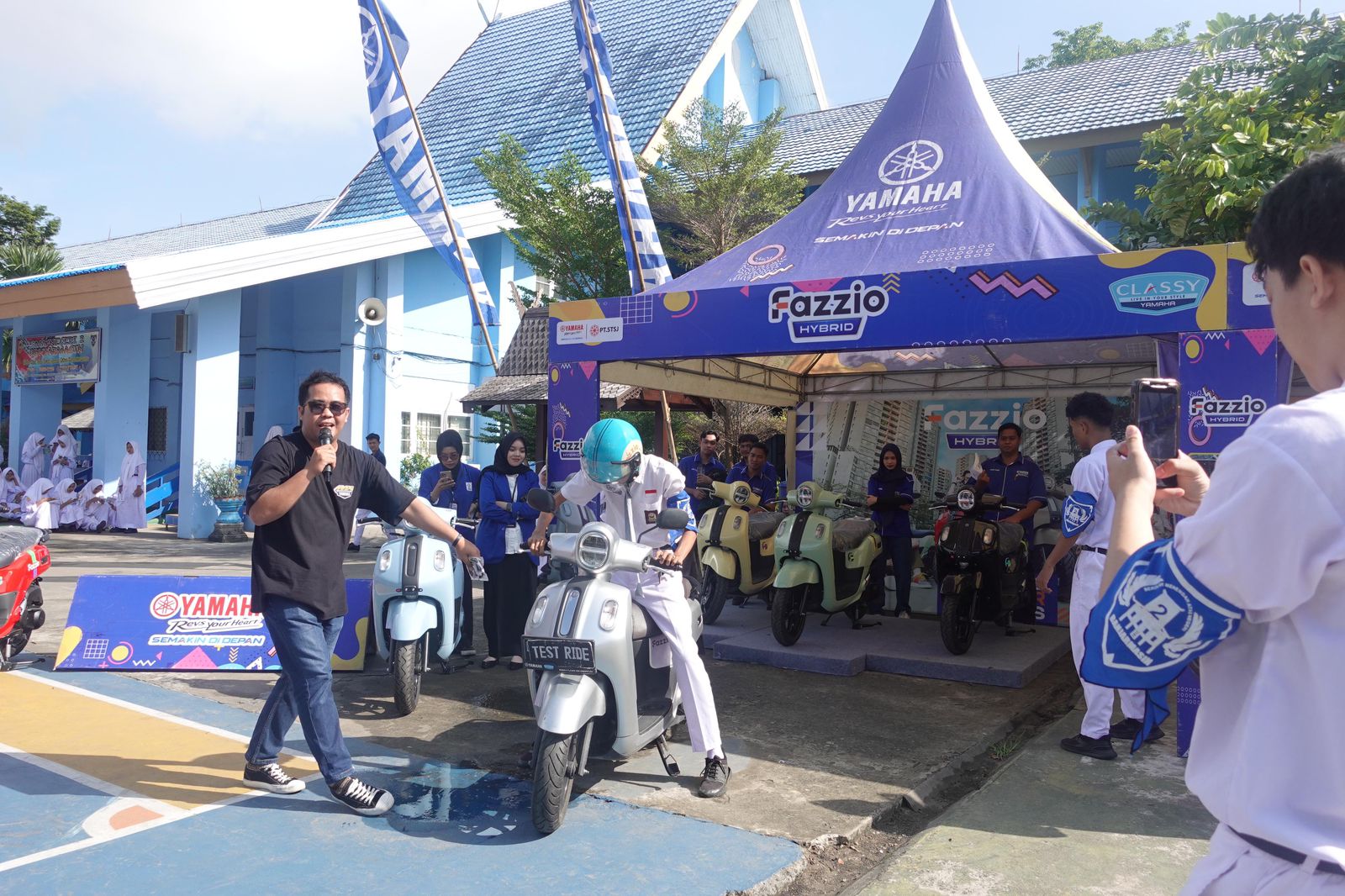 STYLISH: Salah satu siswa SMAN 2 Banjarmasin mencoba unit Yamaha Fazzio di event FYP
