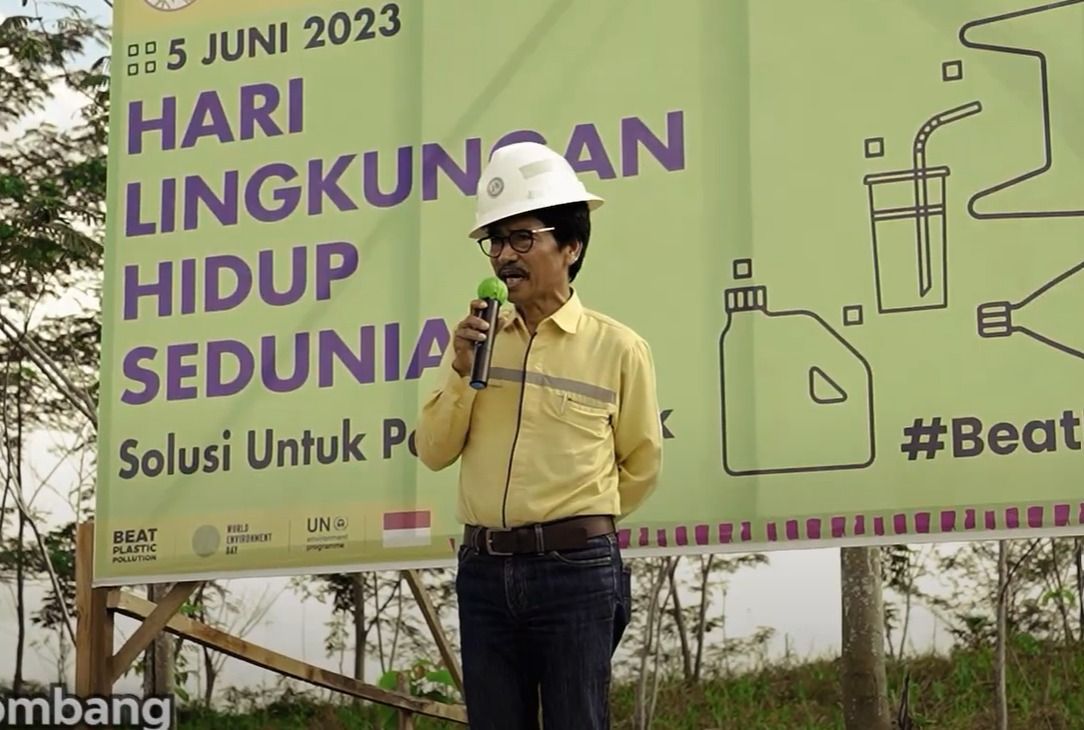 SAMPAIKAN PERNYATAAN:Direktur Utama PT Jhonlin Baratama, Daud Kala Bombang menegaskan pihaknya tidak bertanggung jawab atas segala bentuk pungutan maupun permintaan yang mengatasnamakan perusahaan.