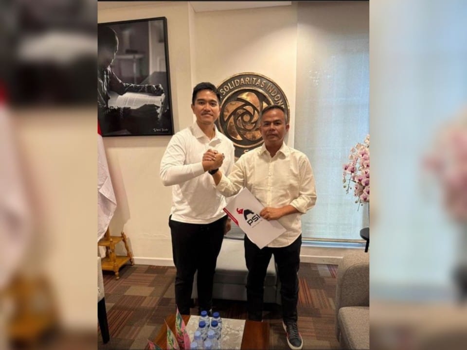 MUNCUL LAGI: H Muhammad Noor atau Haji Nurdin (kanan) foto bersama dengan Ketua Umum PSI Kaesang Pangarep.