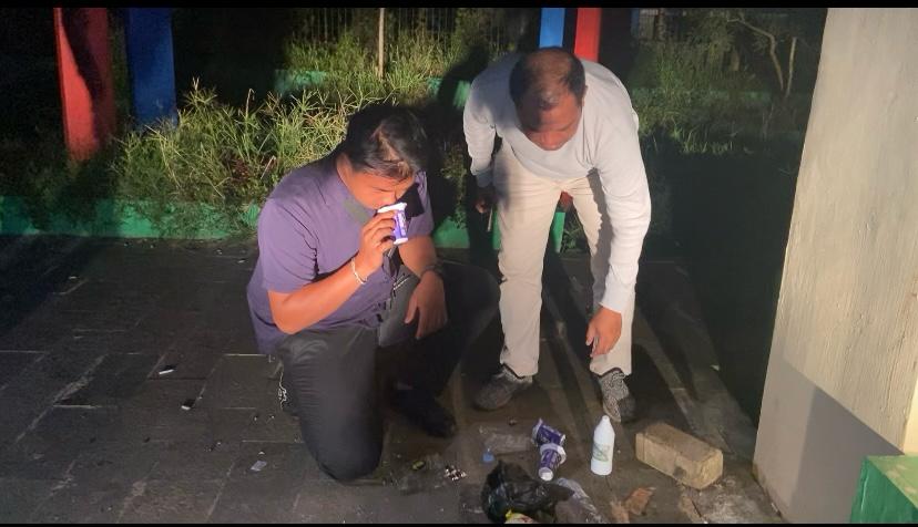 MIRAS: Petugas Polsek Awayan menunjukkan minuman keras yang ditemukan di lokasi saat mengamankan tiga pemuda yang tengah mabuk di wilayah Kecamatan Tebing Tinggi.