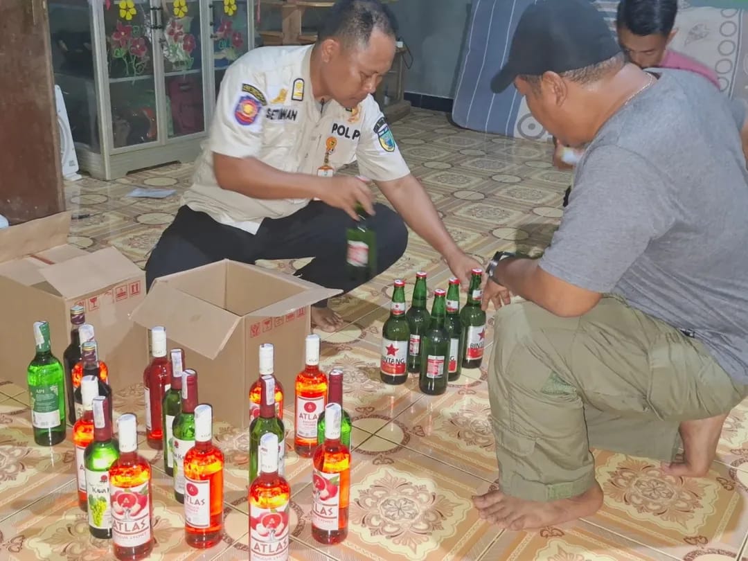 RAZIA: Personil Satpol PP dan Damkar Tala mengamankan barang bukti miras tanpa izin di salah satu rumah di Kecamatan Takisung, Kamis (7/8/2025) malam.