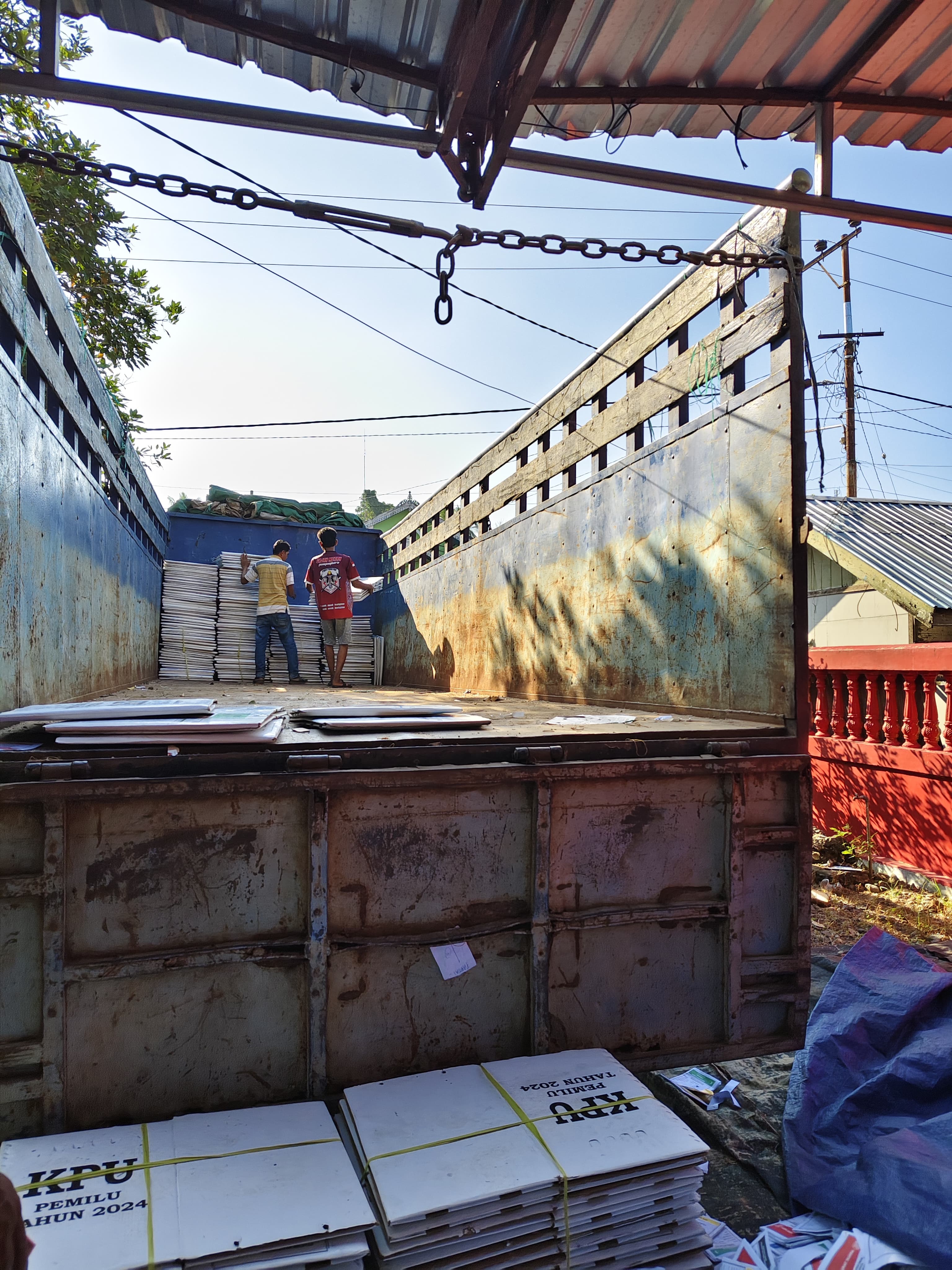PENGANGKUTAN: Pemenang lelang mengangkut satu paket logistik dari Gudang KPU Kabupaten HSS.