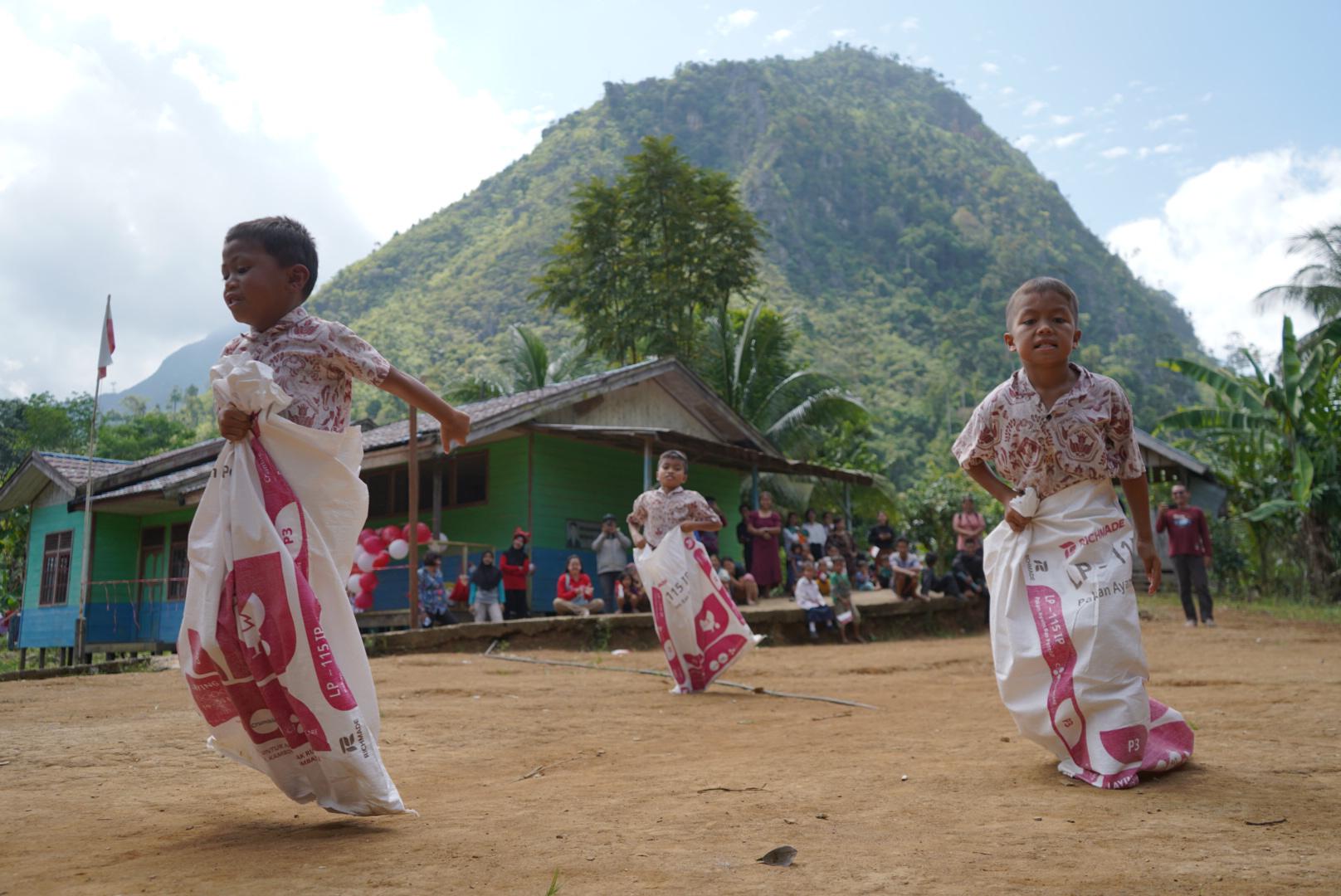 ANTUSIAS: Anak-anak SDK di Dusun Sawang tertawa lepas saat mengikuti Lomba balap karung.