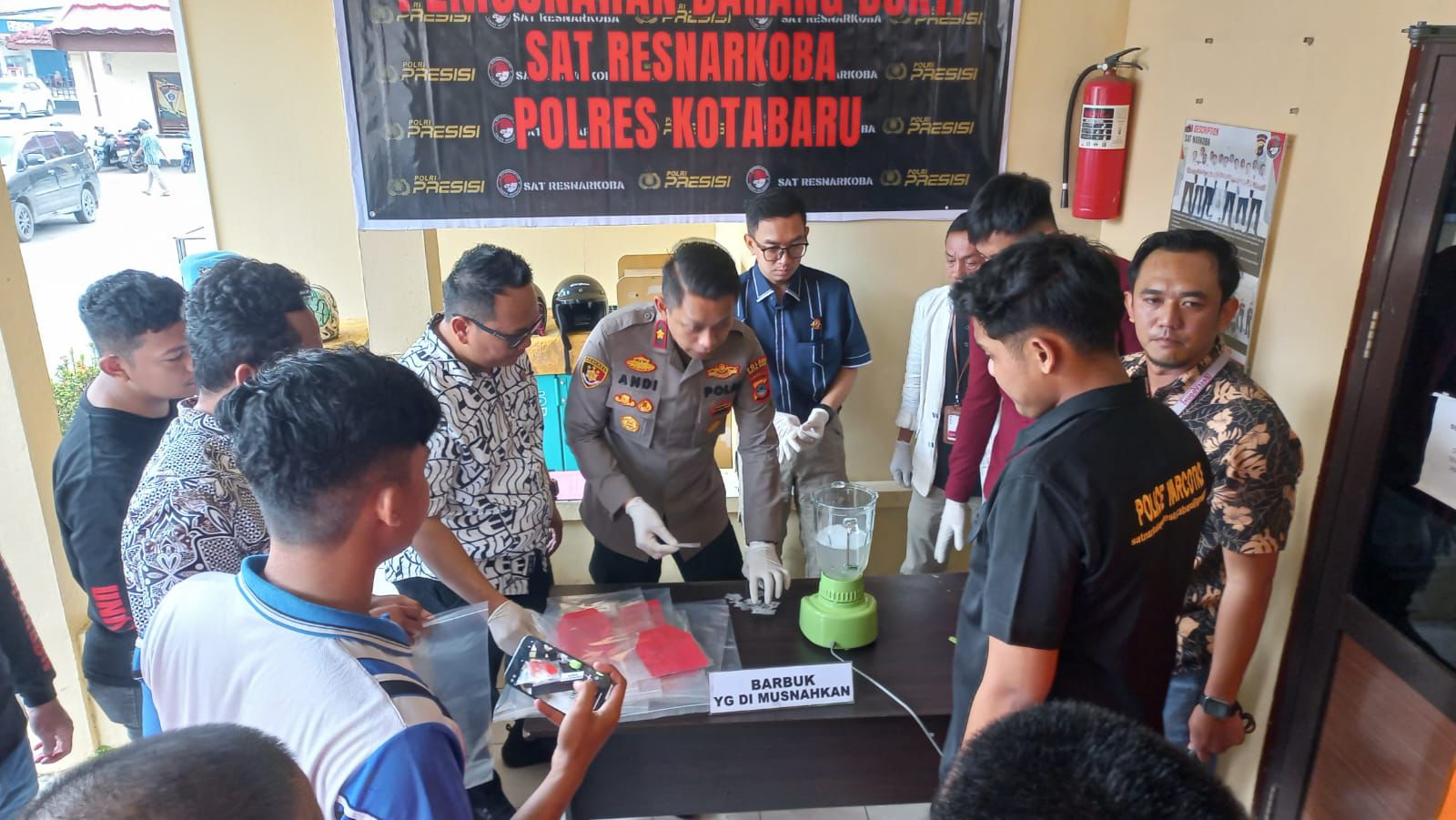 PEMUSNAHAN: Pemusnahan sabu oleh Satresnarkoba Polres Kotabaru yang disaksikan para tersangka dan jajaran kepolisian.