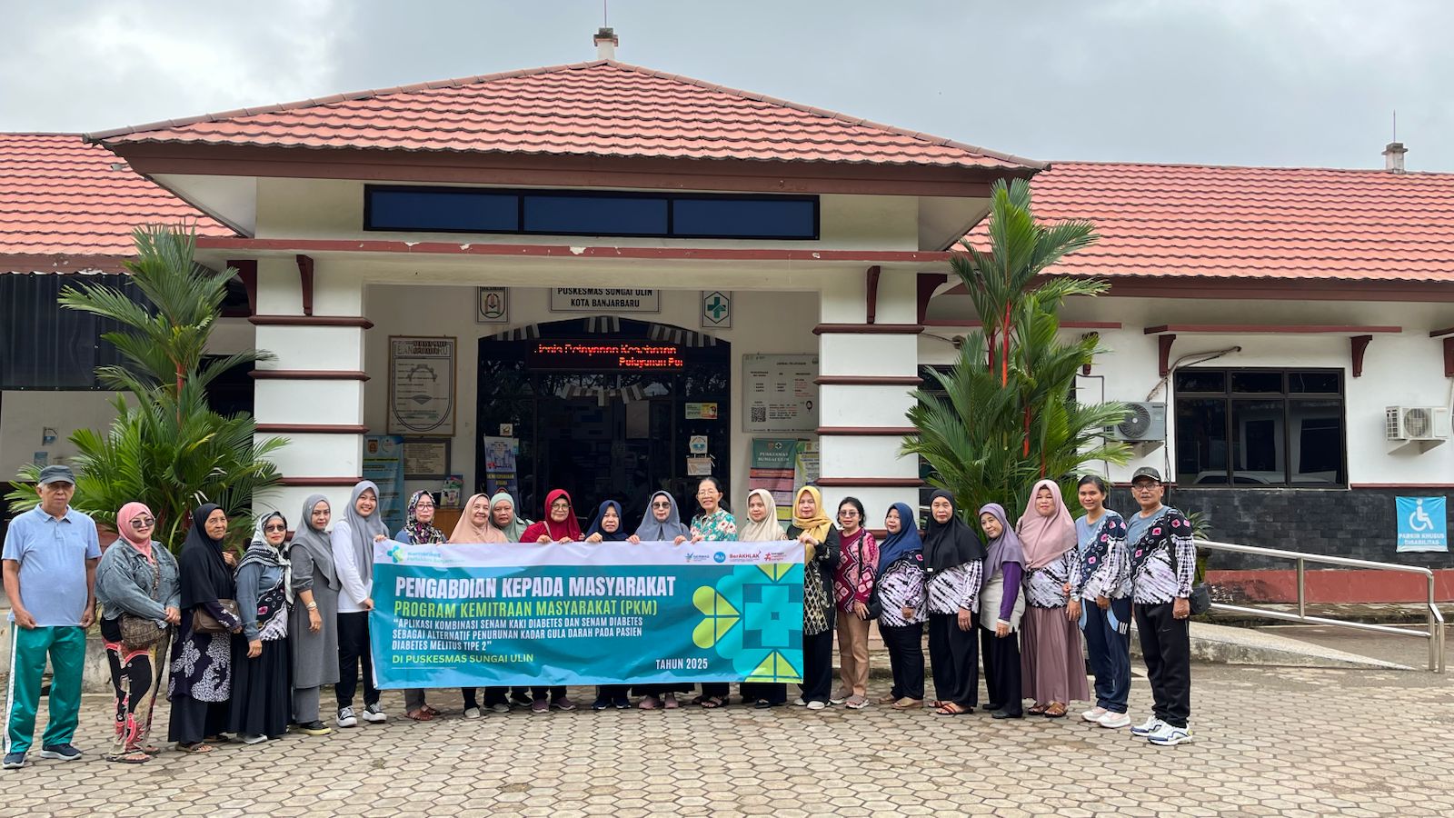 FOTO BERSAMA &ndash; Tim Pengabdian Masyarakat Jurusan Kesehatan Gigi Poltekkes Kemenkes Banjarmasin usai kegiatan edukasi senam kesehatan diabetes.