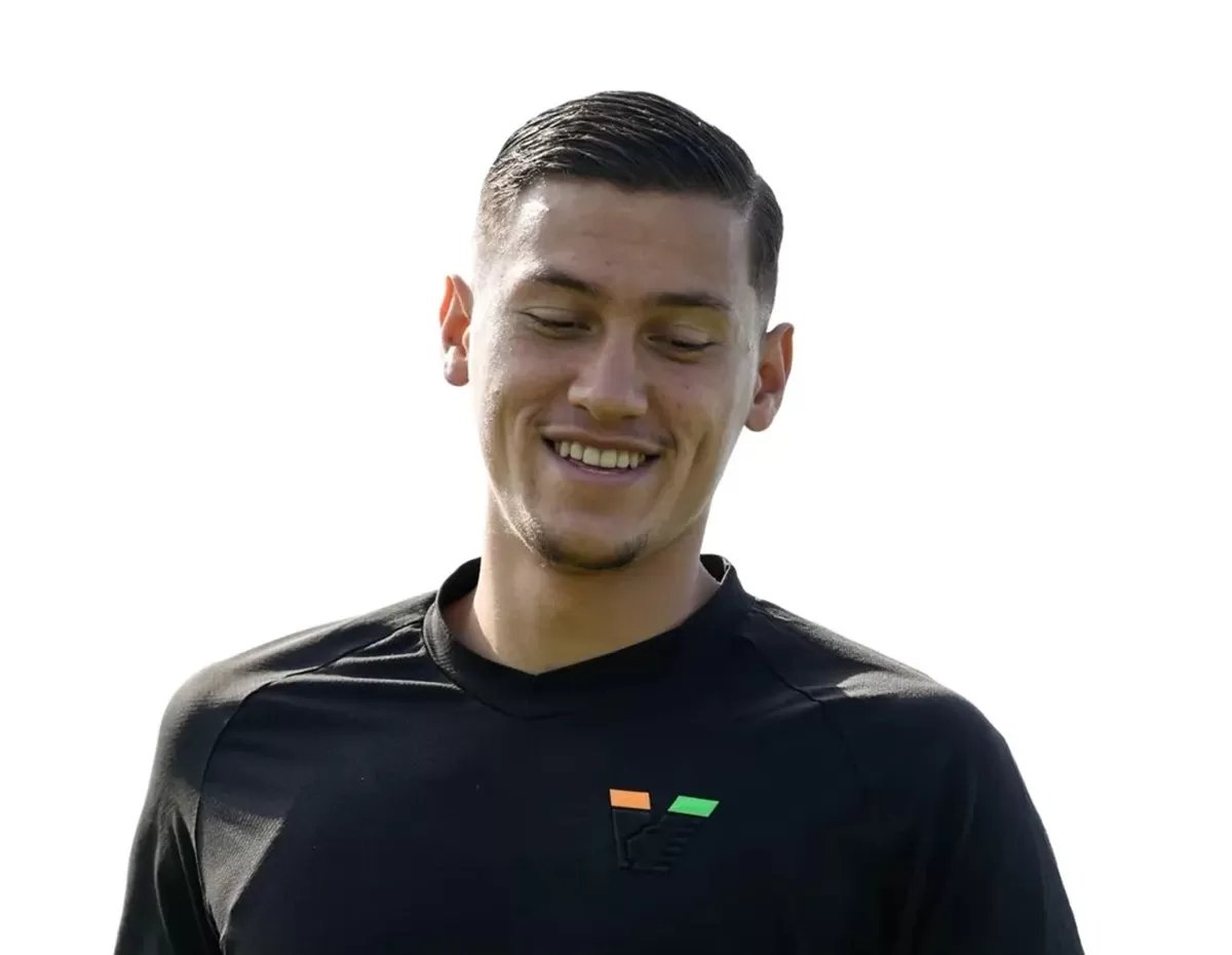 SELANGKAH LAGI: Jay Idzes selangkah lagi akan bergabung dengan tim Serie A, Sassuolo.