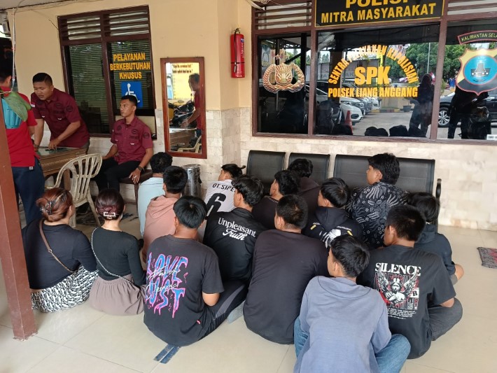 DIAMANKAN: Belasan remaja yang berhasil diamankan Polsek Liang Anggang karena menggelar pesta miras di sekitar Bundaran Kamaratih, Kelurahan Syamsudin Noor, Kecamatan Landasan Ulin.
