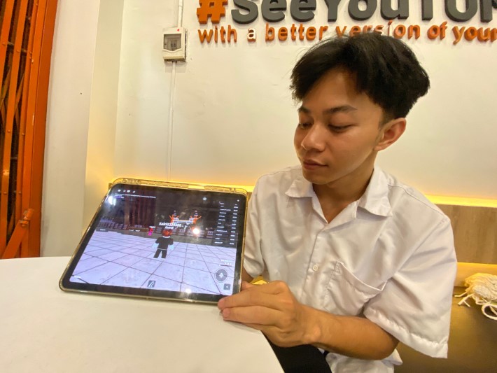 DUNIA VIRTUAL: Rayhan Azhar menunjukkan SiringPlaza, Banjarmasin versi kota maya di game Roblox.