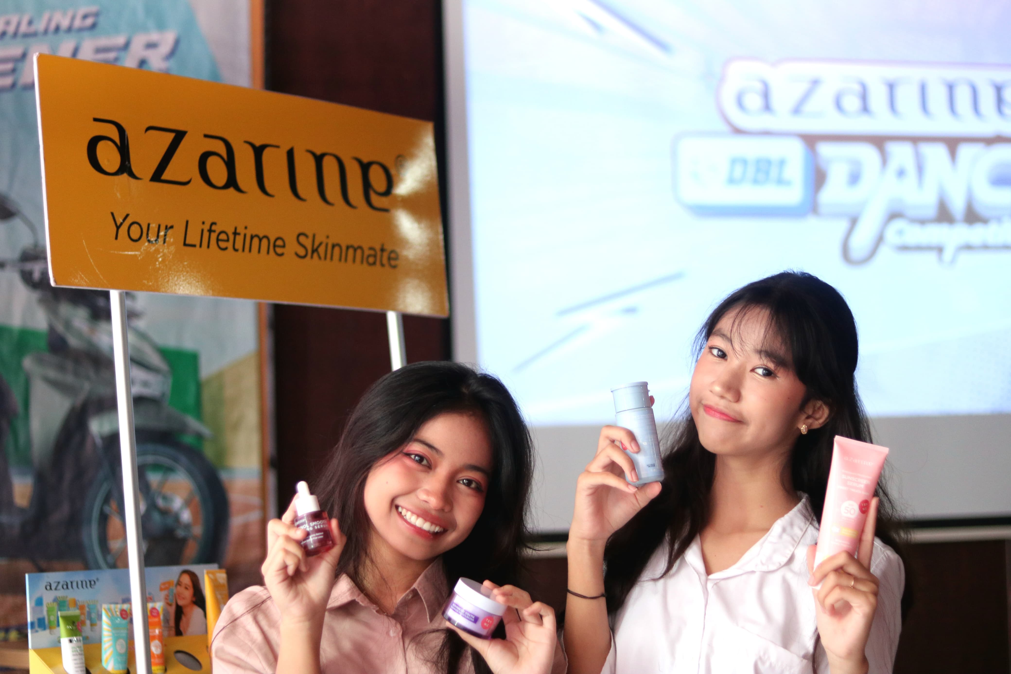 CANTIK: Peserta Azarine DBL Dance Competition di DBL Banjarmasin berfoto dengan beberapa produk Azarine.