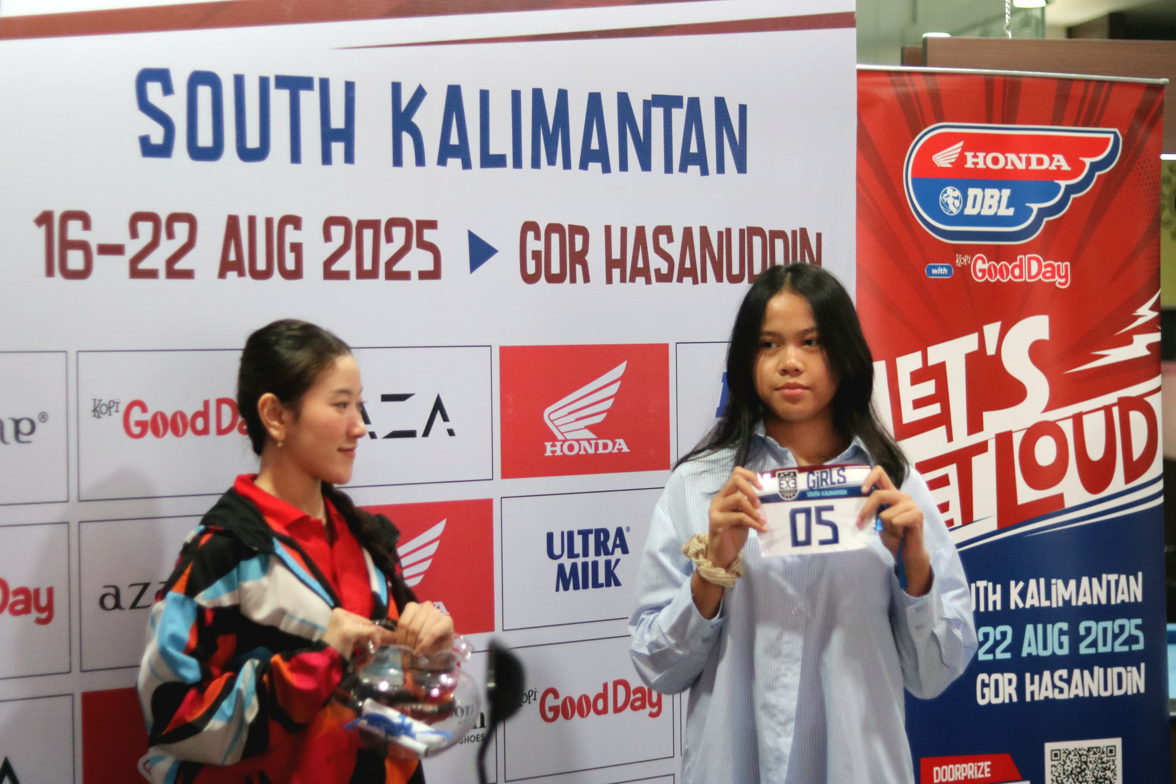 TEMUKAN LAWAN: Perwakilan tim peserta AZA 3x3 Competition Girls mengambil kertas undian drawing.