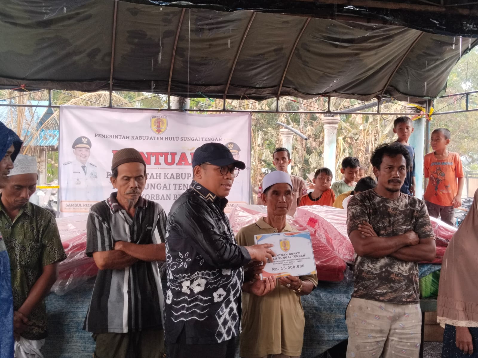 BANTUAN: Wakil Bupati HST, Gusti Rosyadi Elmi menyalurkan bantuan kepada korban kebakaran.