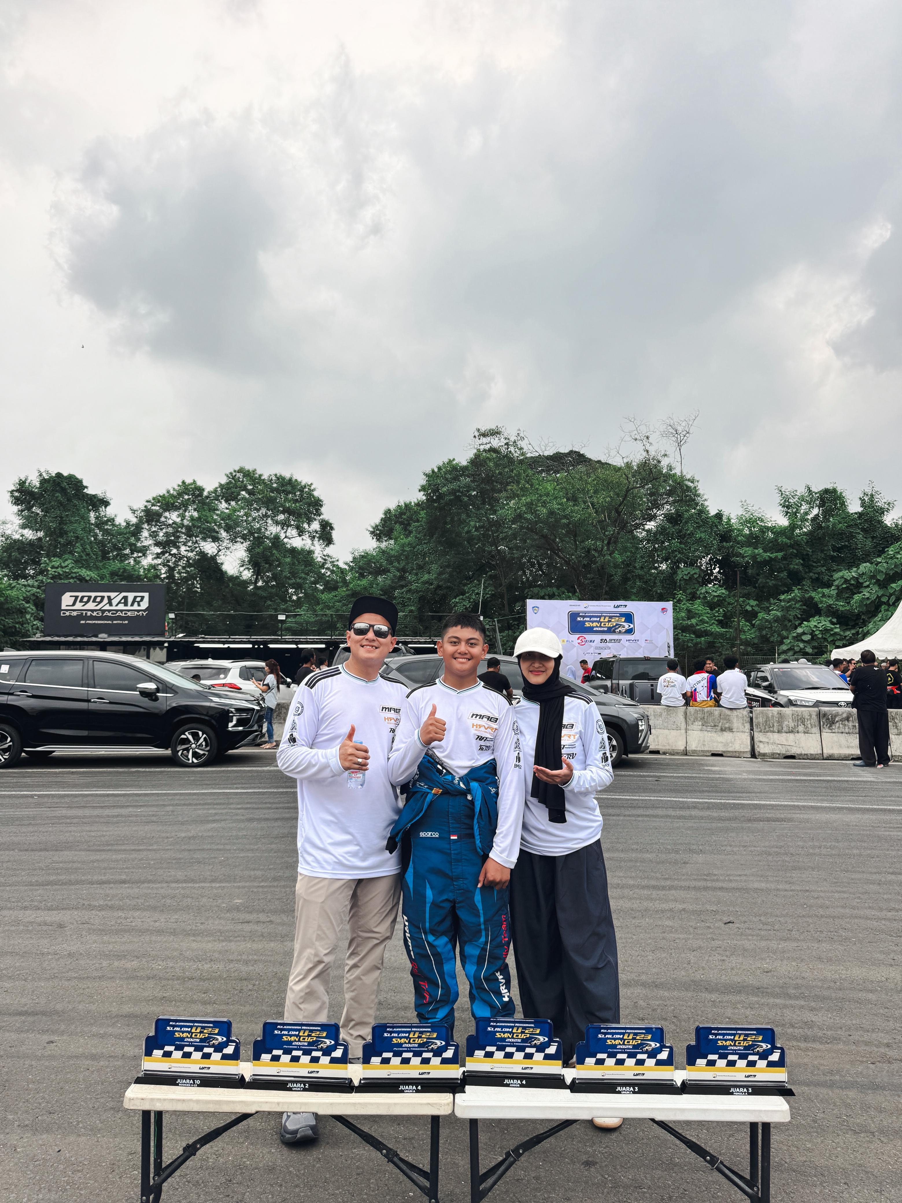 MEMBANGGAKAN: Muhammad Kholilul Rahman bersama dengan ayahnya H Rihans Variza berhasil naik podium di Kejurnas Slalom. Foto Rahman Nor Wahyudi