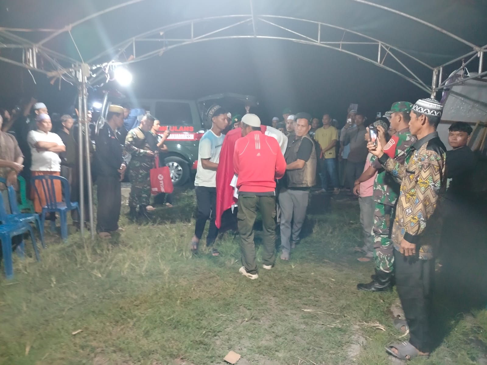 RUMAH DUKA:Jasad Prada Yahya disemayamkan di rumah duka di Desa Patih Muhur Baru RT 1, Anjir Muara. Foto: maulana Radar Banjarmasin