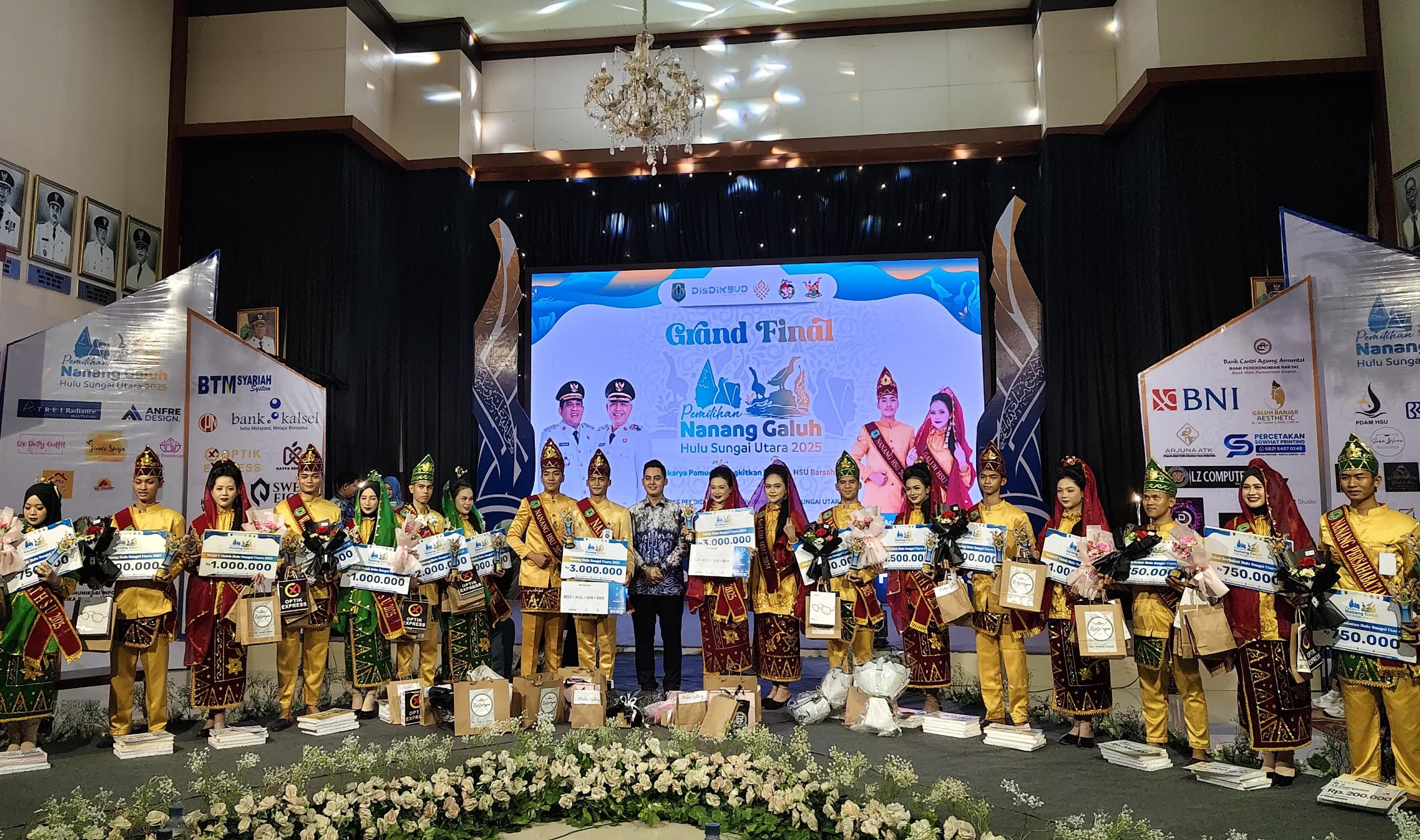 MOMEN: Farel dan Sheza Nanang Galuh 2025 Kabupaten HSU foto bersama Ketua Umum Ikatan Nanang Galuh Kalsel Hidayatullah dengan juara dan finalis di Aula Dr KH Idham Chalid Kota Amuntai.