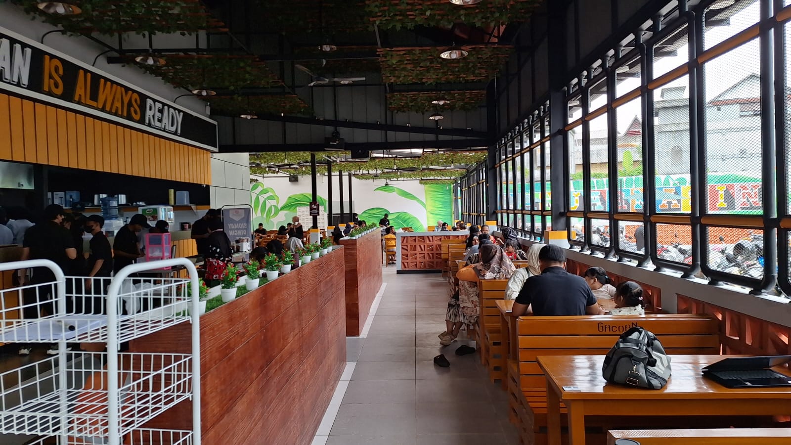 NYAMAN: Warga Banjarmasin dan sekitarnya bersantap bersama keluarga di outlet Mi Gacoan Pal 2 Banjarmasin.