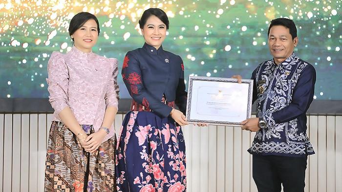 PENGHARGAAN KLA &ndash; Bupati Balangan H Abdul Hadi menerima penghargaan KLA 2025 kategori Nindya dari KemenPPPA RI di Jakarta.