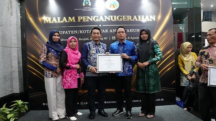 PENGHARGAAN KLA &ndash; Bupati Balangan H Abdul Hadi menerima penghargaan KLA 2025 kategori Nindya dari KemenPPPA RI di Jakarta.