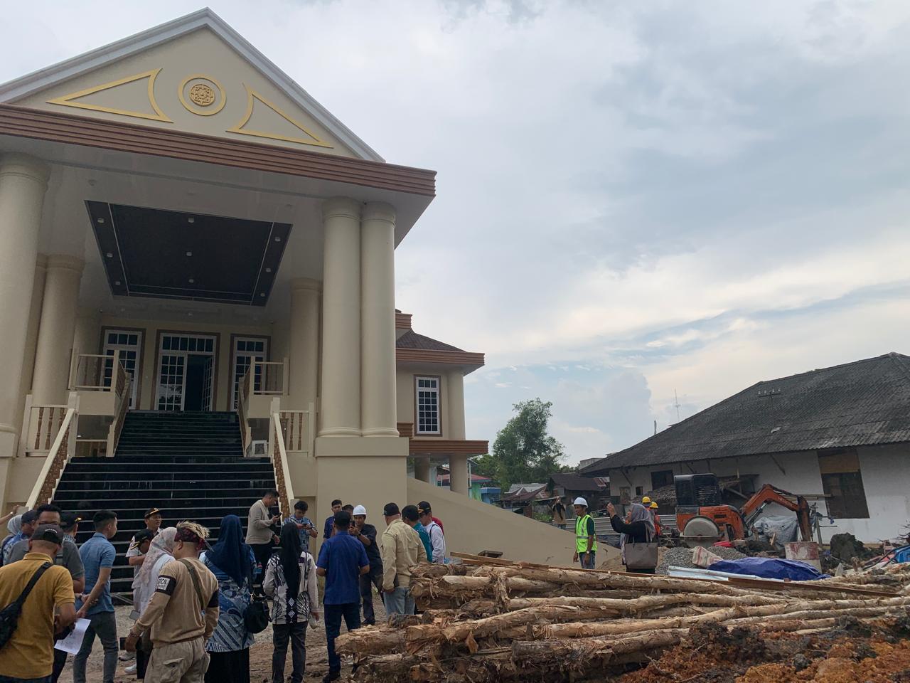 Anggota Komisi III DPRD Kota Banjarmasin saat melihat progres proyek rumah dinas Wali Kota di Jalan Sudirman, Sabtu (9/8).
