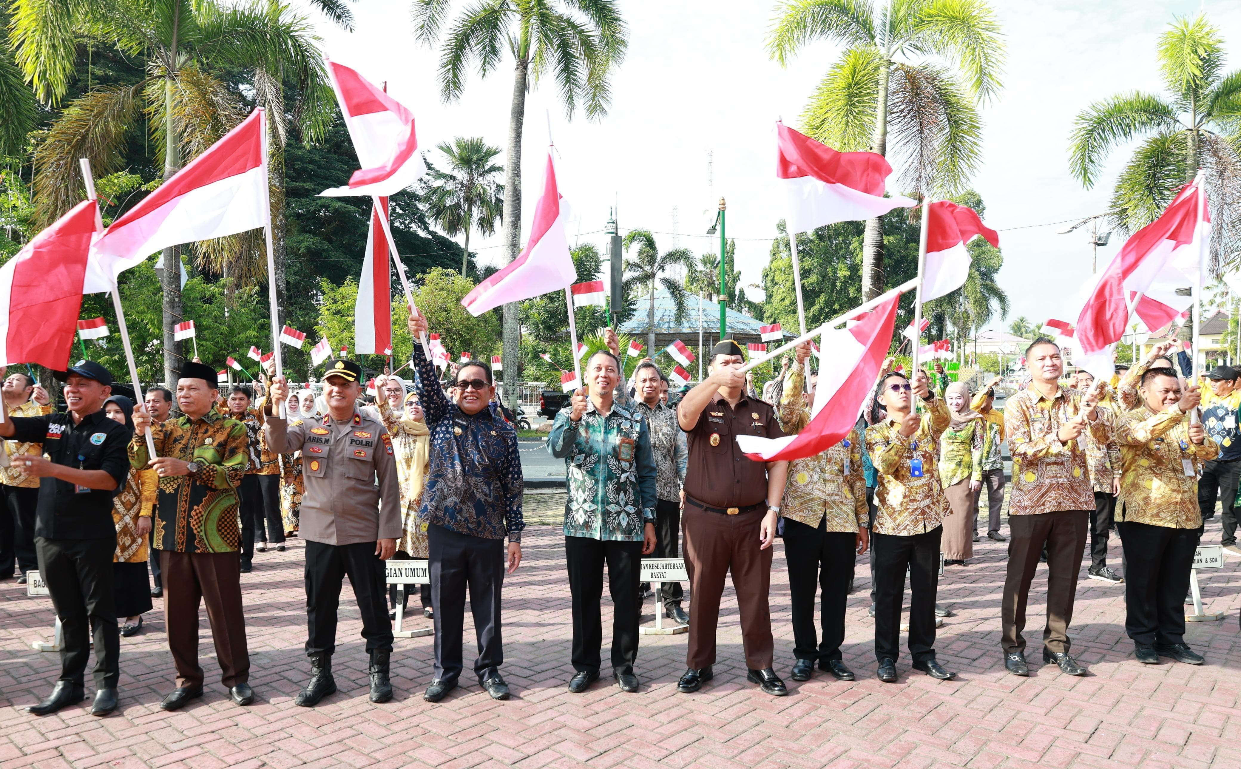 MOMEN: Bupati HSU H Sahrujani bersama jajaran Forkopimda melaksanakan pengibaran Bendera Merah Putih di halaman Kantor Bupati HSU dengan meriah.