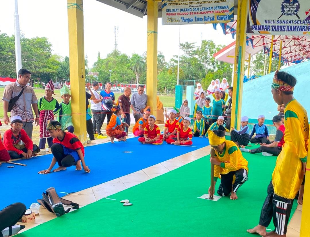 MERIAH: Pelajar SD di Kabupaten HSU antusias mengikuti lomba Balogo di Lapangan Pahlawan Amuntai yang digelar Dinas Pendidikan dan Kebudayaan Kabupaten HSU.