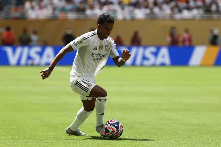 RUMOR: Rodrygo saat membela Real Madrid di tengah rumor transfer ke Liverpool musim panas ini.