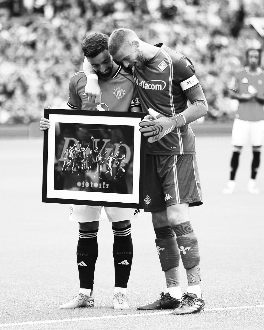 PENGHORMATAN: Kapten Manchester United, Bruno Fernandes memimpin momen penghormatan untuk David De Gea.
