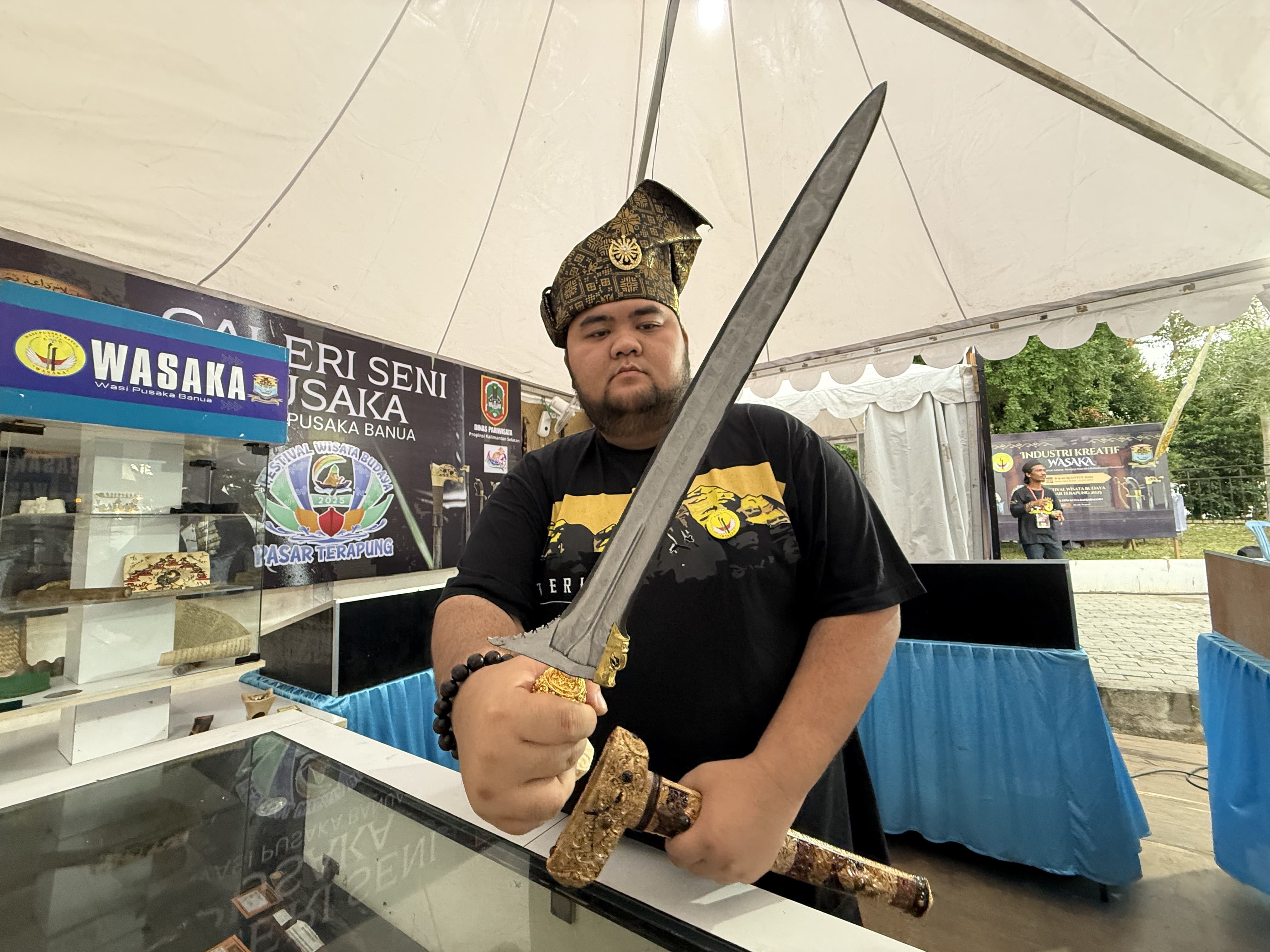 WARISAN BUDAYA: Alvy Yanoor, pemilik keris serba 41, salah satu senjata tradisional yang dipamerkan di Siring 0 Kilometer, Sabtu (9/8).