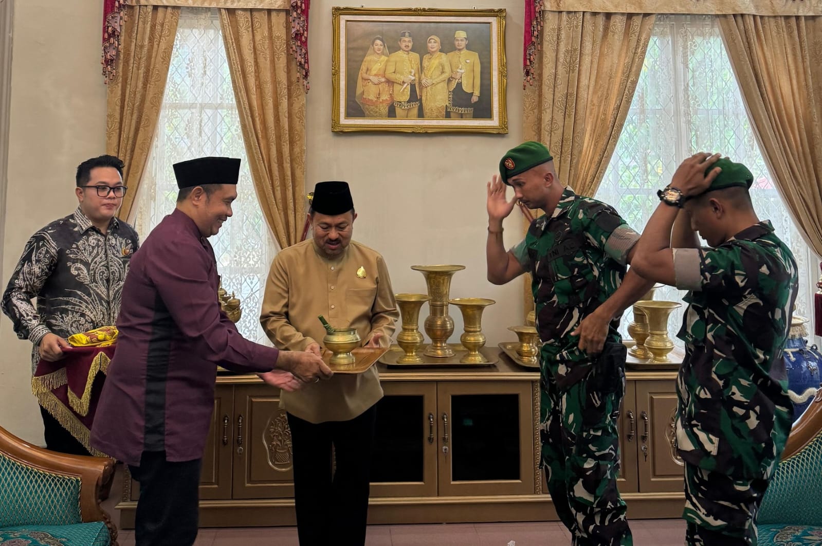 MENYERAHKAN: Sultan Khairul Saleh menyerahkan Pataka Kesultanan Banjar kepada prajurit TNI AD terpilih dalam prosesi khidmat di Banjarmasin, Minggu (10/8/2025).