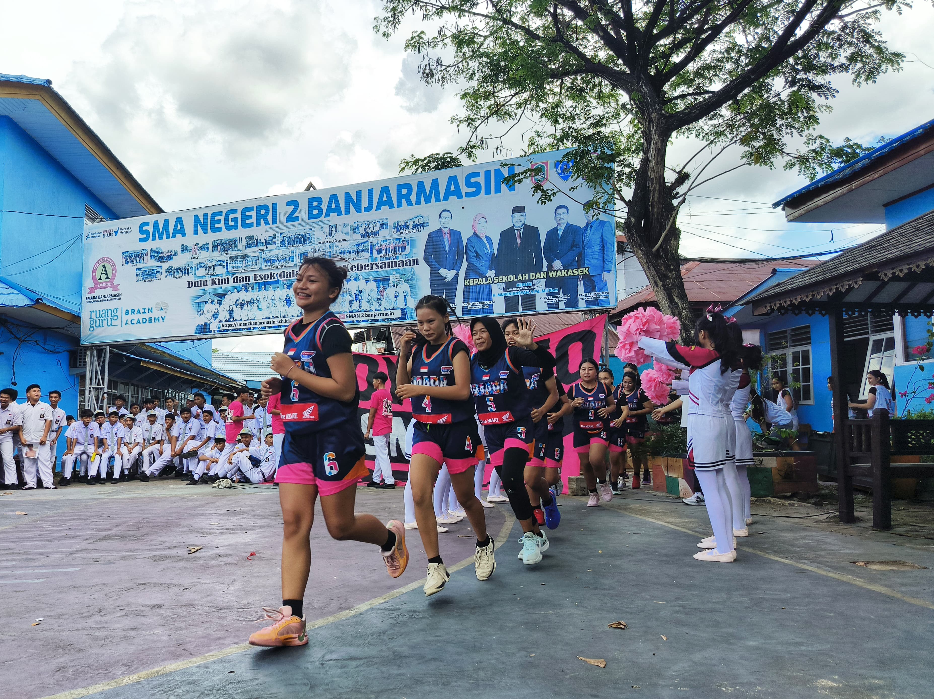 MEMPERKENALKAN: Tim basket putri SMAN 2 Banjarmasin saat memulai sesi memperkenalkan skuad baru di Roadshow DBL Banjarmasin 2025.