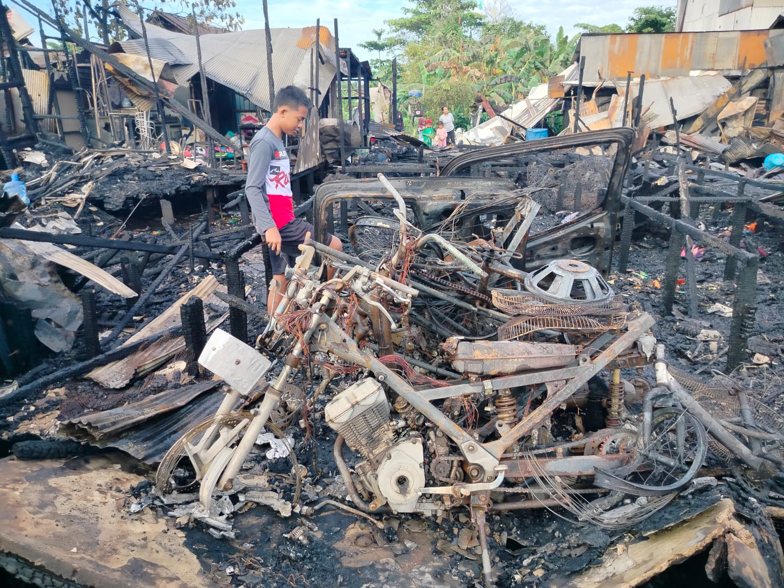 JADI BANGKAI:Diduga asal kobaran api dari motor yang terbakar ini.