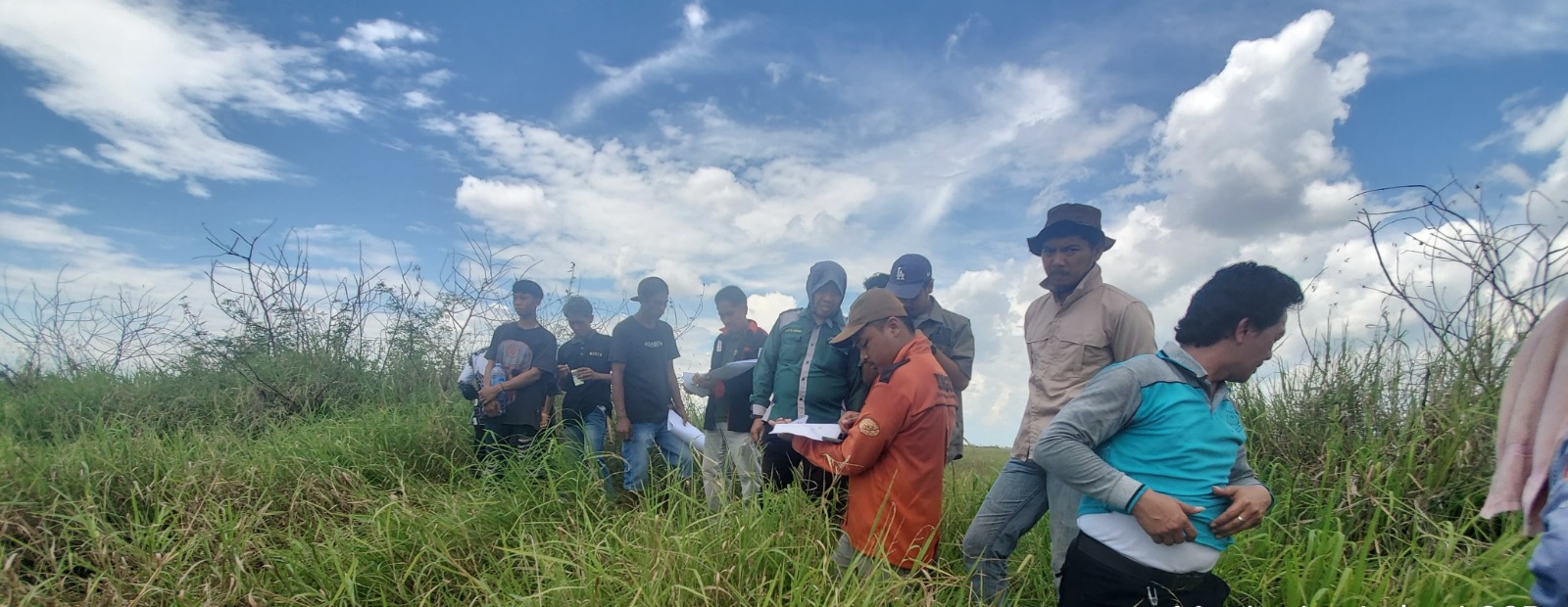 LOKASI : Tim saat melakukan monitoring lokasi program CSR di Desa Samuda, Kecamatan Daha Selatan.