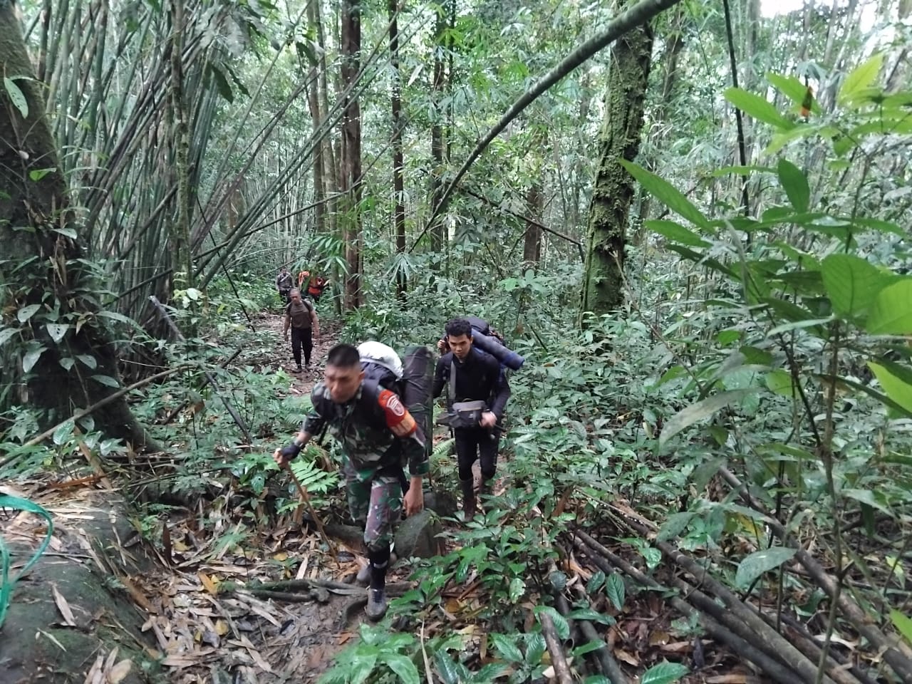 DISTRIBUSI: Potret perjalanan pendistribusian beras bantuan pemerintah ke Desa Juhu. (Foto: Tim Dokumentasi untuk Radar Banjarmasin).
