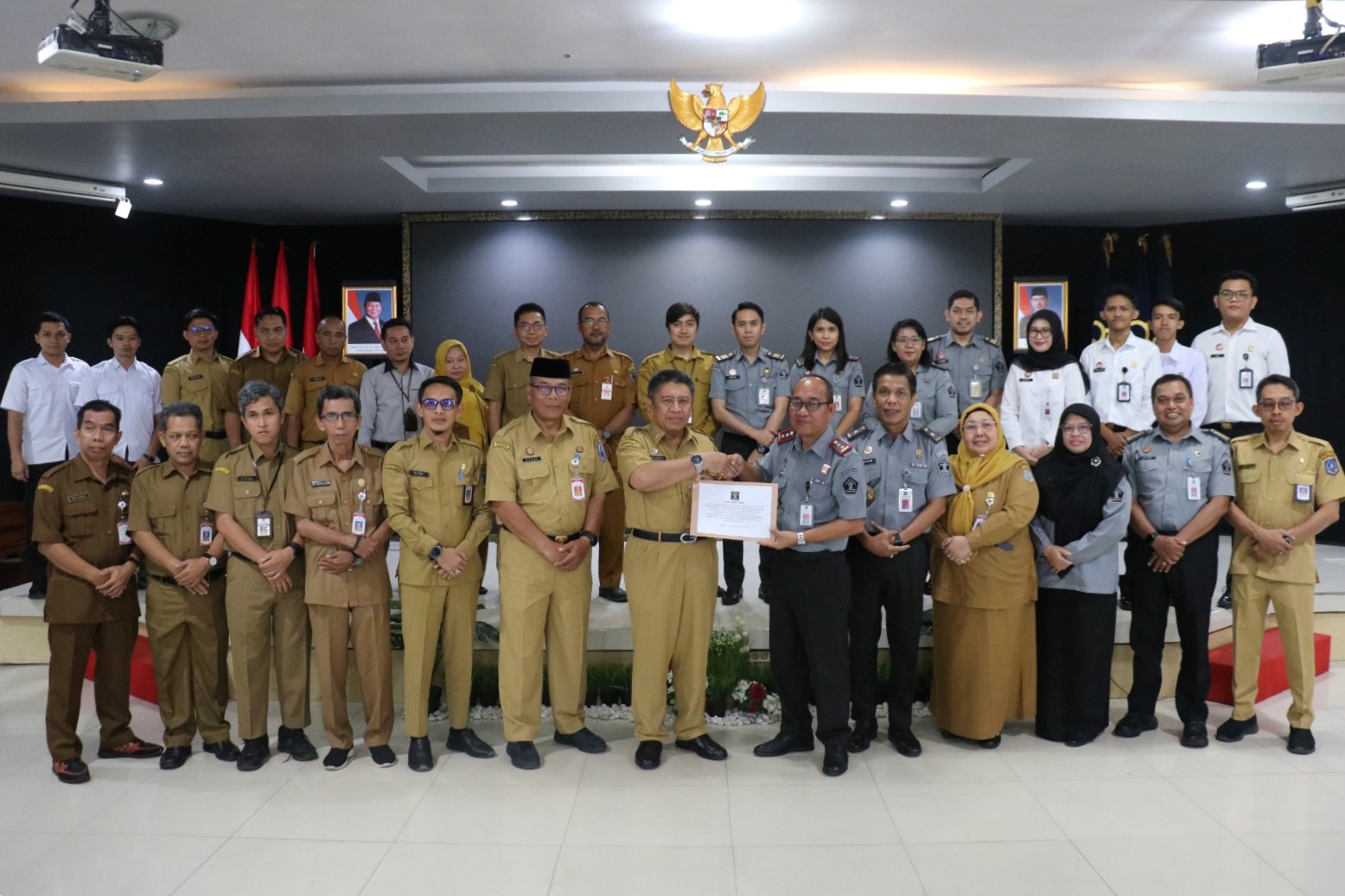 Kanwil Kemenkum Kalsel menyerahkan hasil harmonisasi dua Raperda Kabupaten HSS kepada Pemkab HSS.