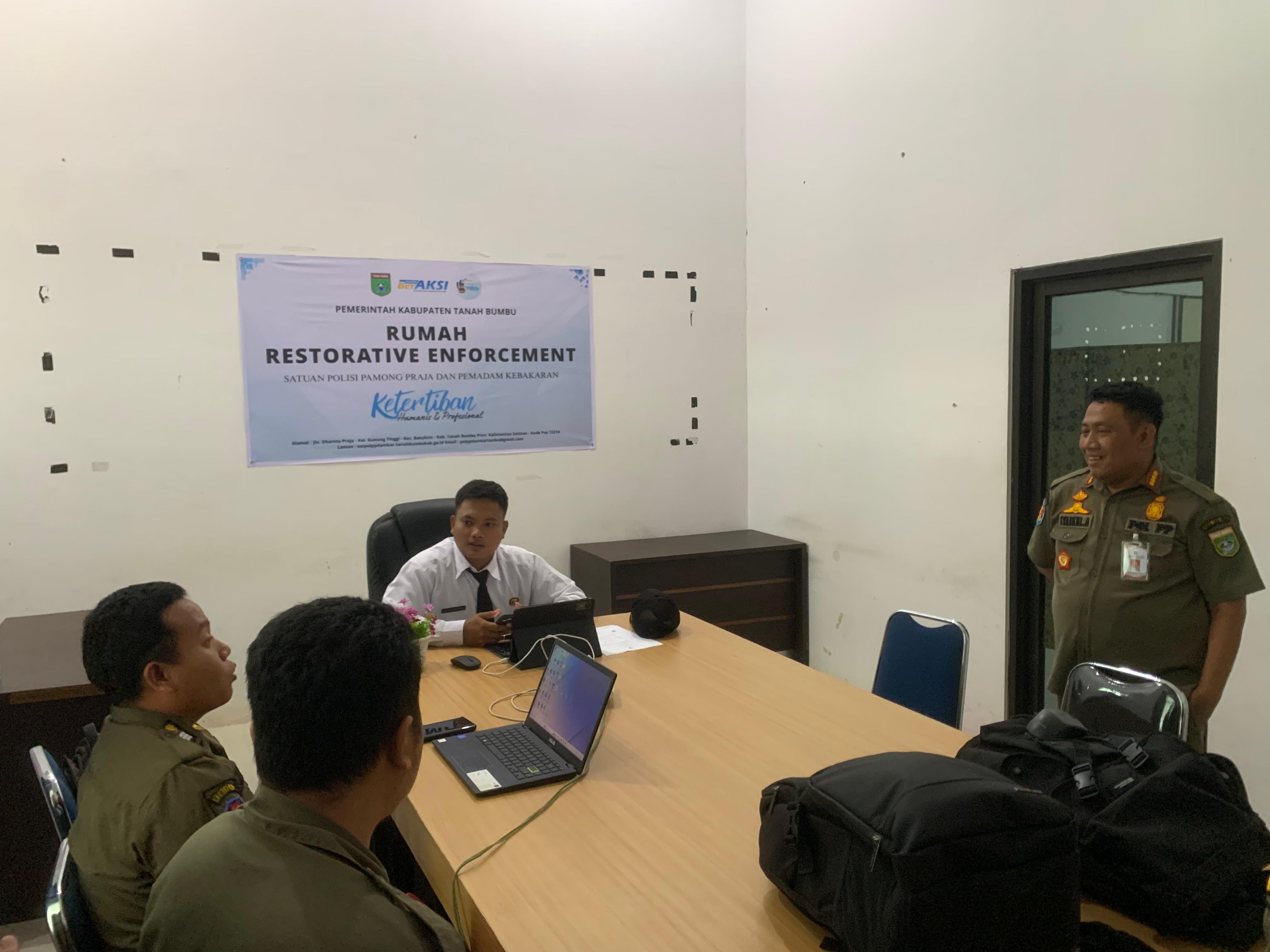 TEMPAT MEDIASI: Petugas Satpol PP dan Damkar Tanbu memfasilitasi mediasi warga di Rumah Restorative Enforcement untuk penyelesaian pelanggaran ringan secara damai. (Foto: Zulqarnain/Radar Banjarmasin)