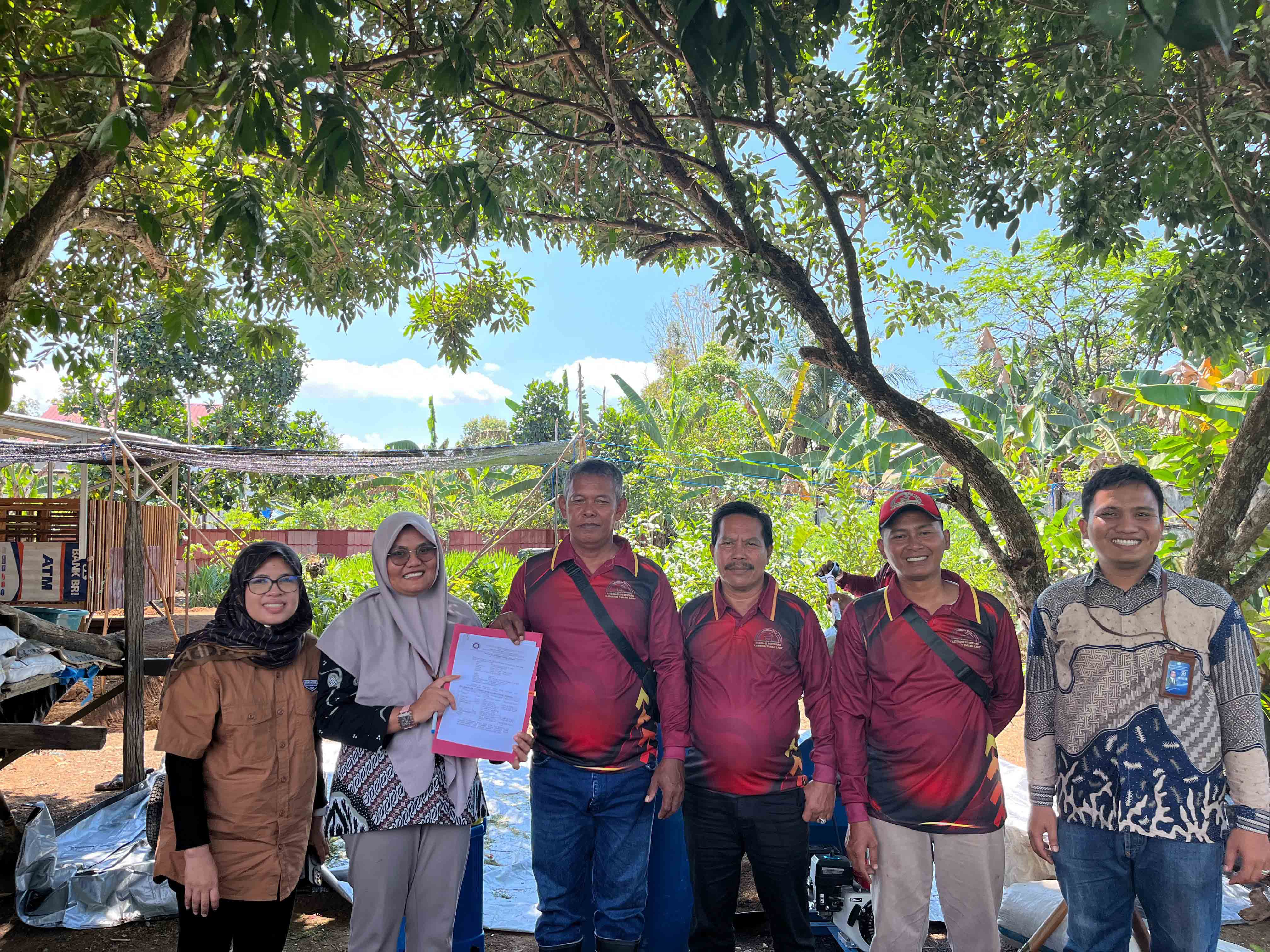 LANGSUNG : Bunga Putri Febrina, S.Pt., M.Si dosen Teknologi Pakan Ternak Politala bersama dua rekannya menyerahkan bantuan hibah Direktorat Penelitian dan Pengabdian kepada Masyarakat (DPPM) Kemendikt