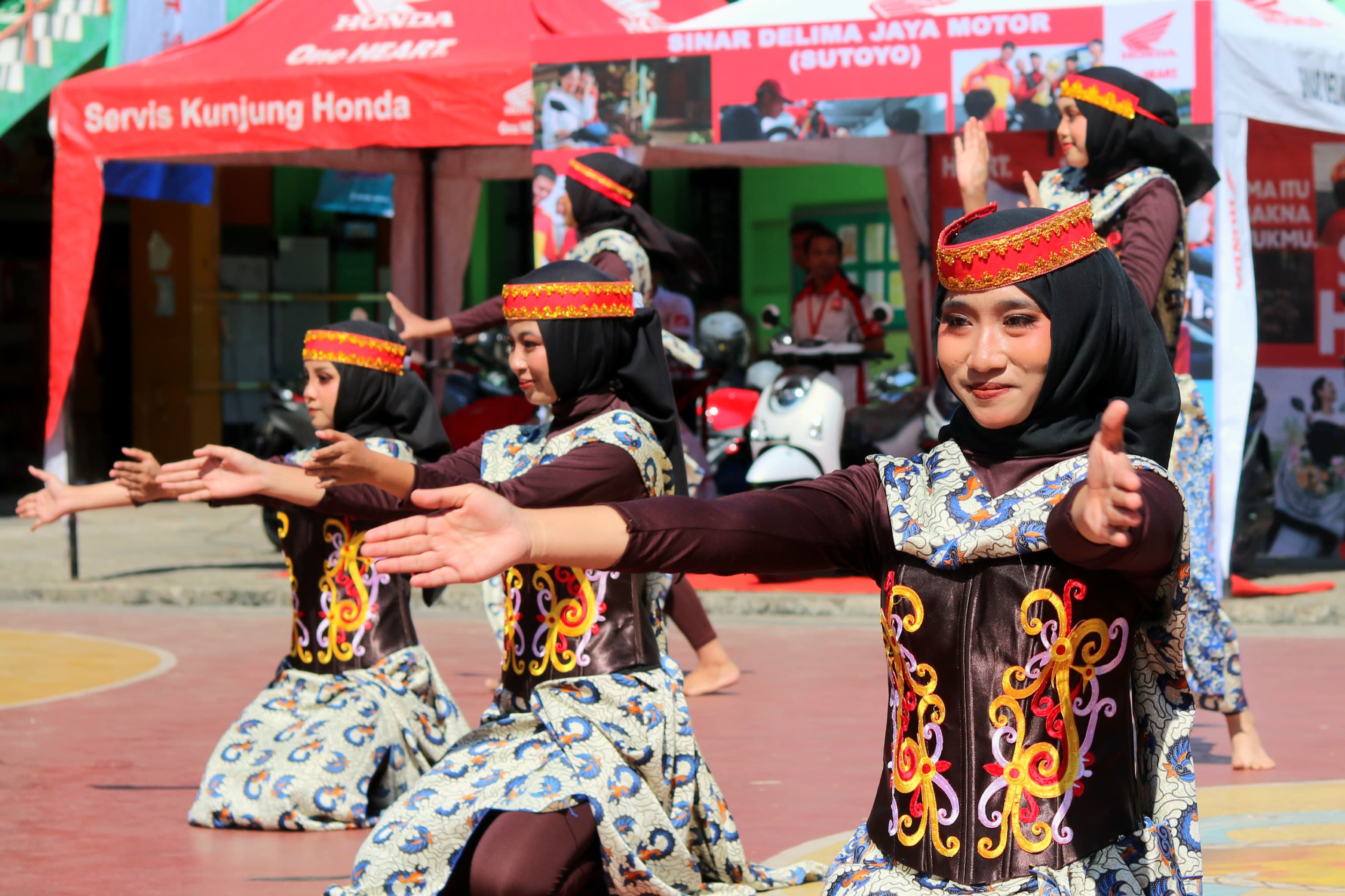 Tim Tari SMAN 1 Banjarmasin dengan bangga menampilkan tari daerah bertajuk Sambang Biti saat Roadshow DBL Banjarmasin, Senin (11/8/2025).