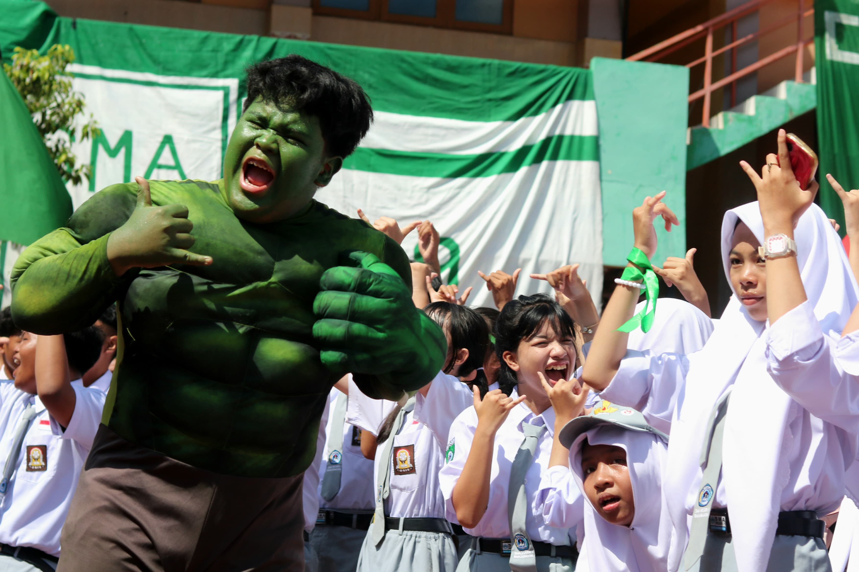 HULK: Maskot Putsman, Hulk begitu bersemangat menularkan energi saat supporter menyanyikan sederet chant.