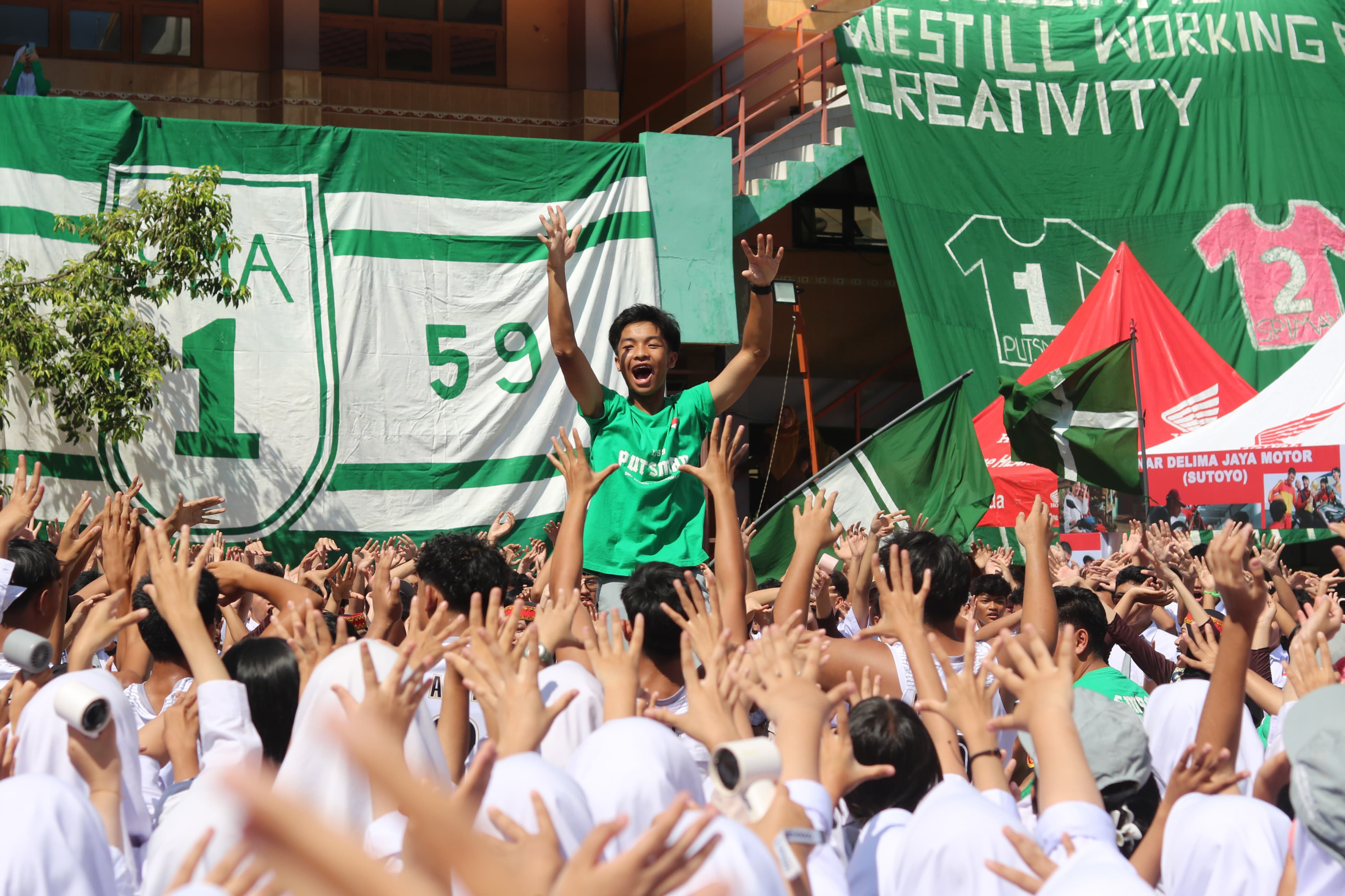 SOLID: Koordinator Putsman memandu nanyian penyemangat bagi tim basket SMAN 1 Banjarmasin.