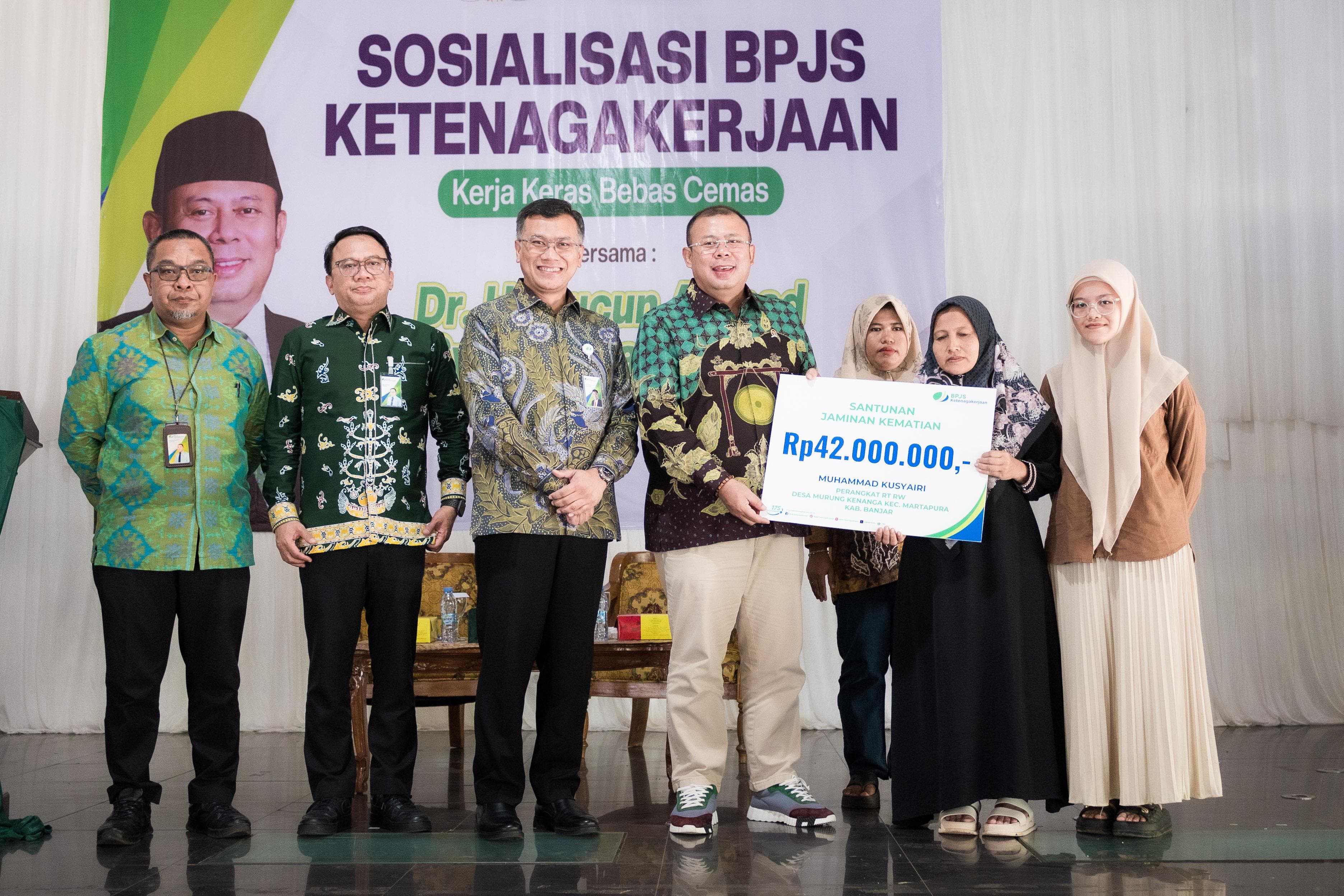 PASTIKAN &ndash; Wakil Ketua DPR RI mendorong pemerintah daerah memastikan seluruh pekerja terlindungi BPJS Ketenagakerjaan.