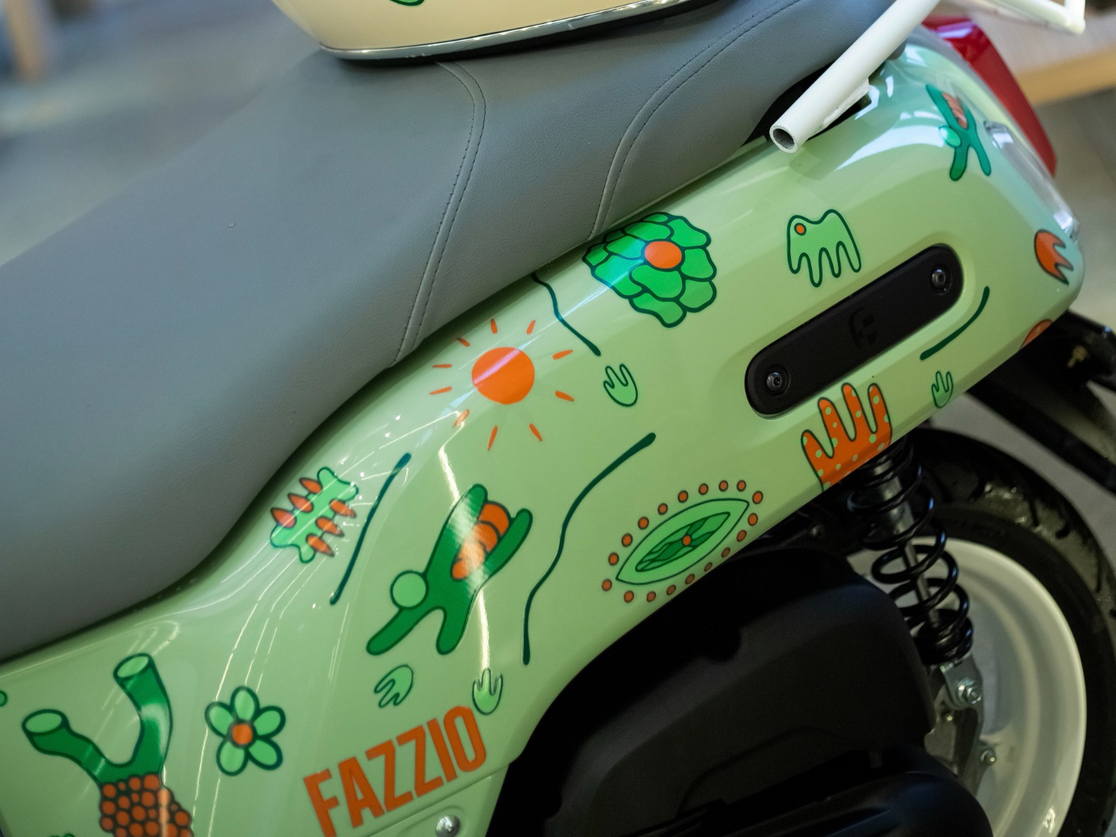 LUCU:Grafis bergambar mikroorganisme makin menegaskan kesan kalcer Yamaha Fazzio Hybrid milik Sarif.