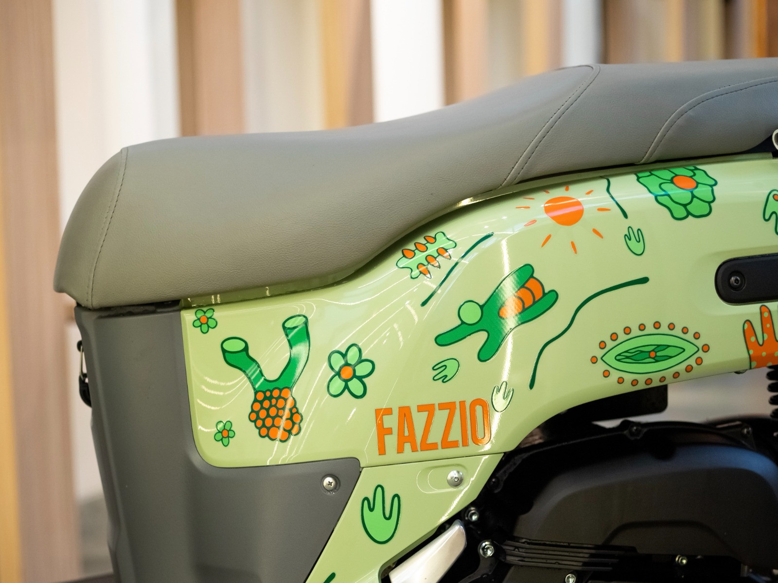 CAKEP:Stiker bertema mikroorganisme benar-benar bikin Yamaha Fazio Hybrid berwarna sage milik Sarif semakin stylish.