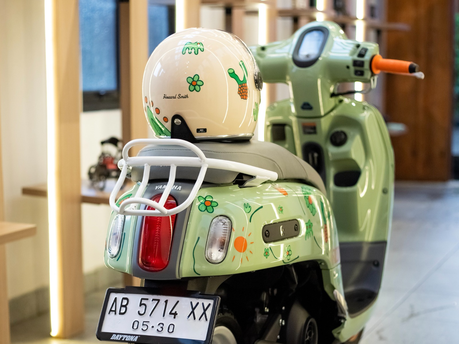 KREATIF:Aneka aksesoris seperti rak belakang merupakan hasil karya orisinil Sarif, sang pemilik Yamaha Fazzio Hybrid kalcer ini.