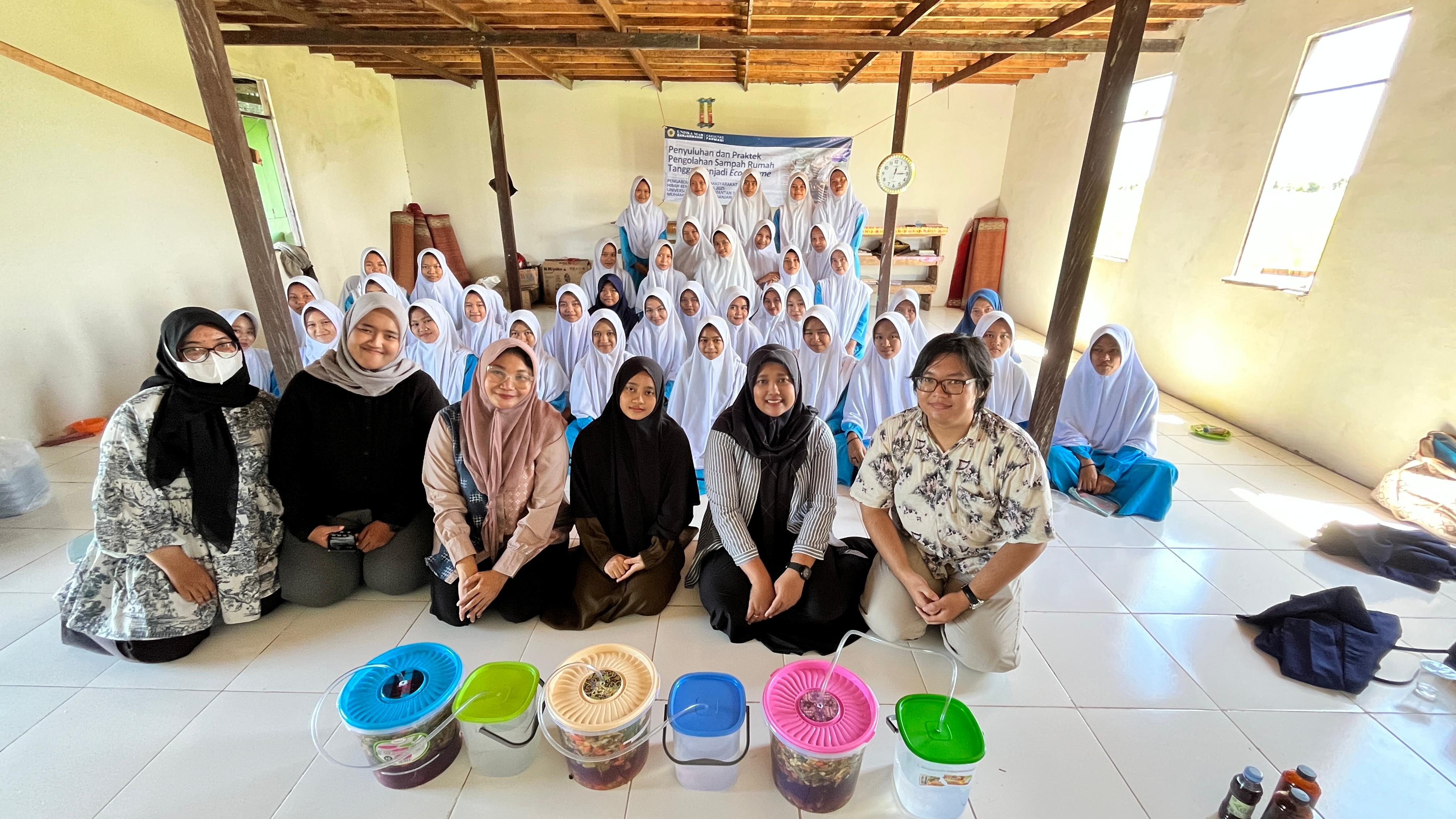 KOLABORASI:Tim dosen Prodi Farmasi dan Pendidikan Kimia FKIP UNISKA MAB Banjarmasin berfoto bersama para santiwati Pesantren Darul Falah Putri, Kabupaten Batola.