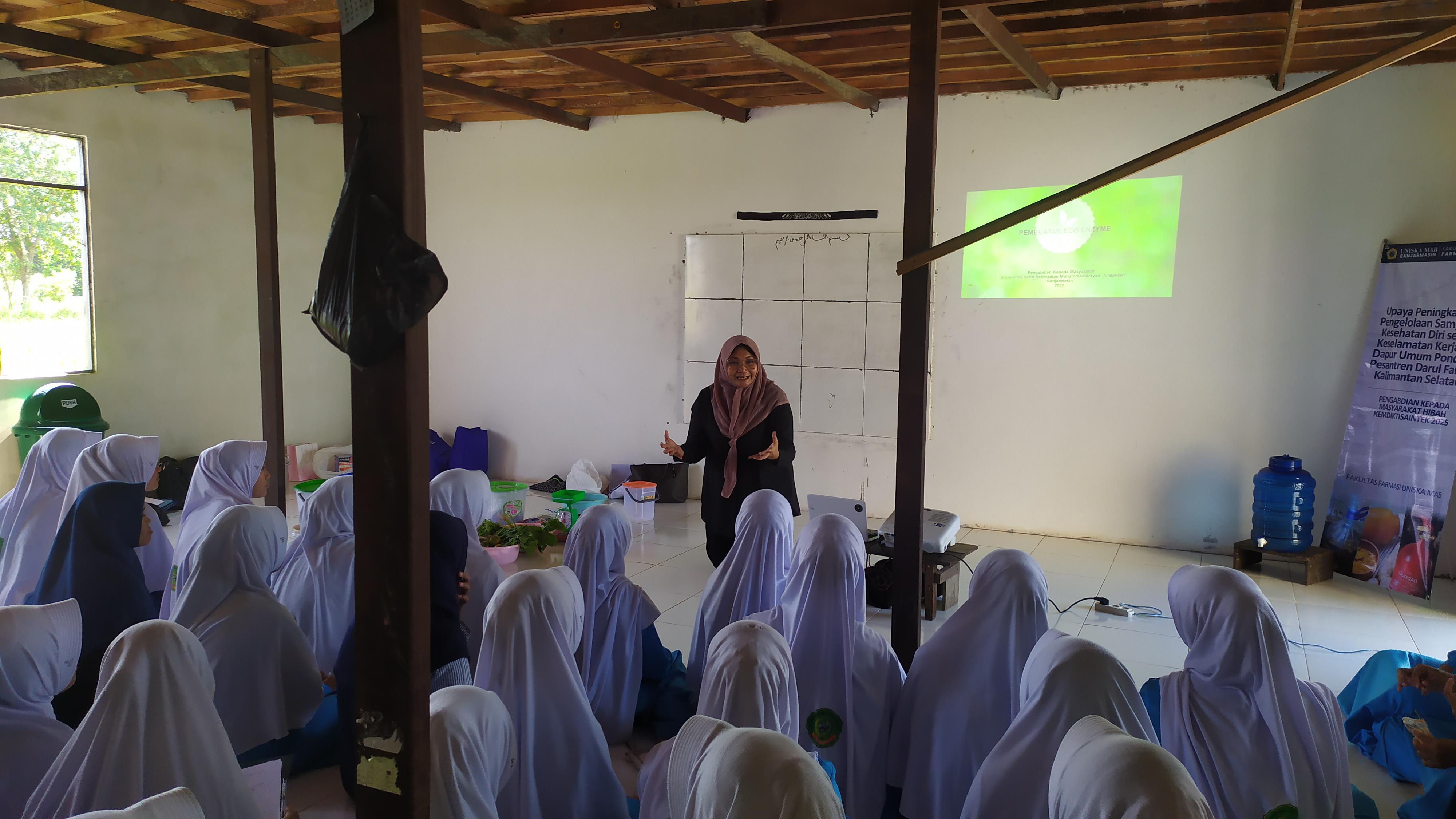 ANTUSIAS: Para santriwati Pesantren Al Falah Kabupaten Batola menyimak cara membuat Ecoenzyme yang dipresentasikan oleh tim dosen UNISKA MAB Banjarmasin.