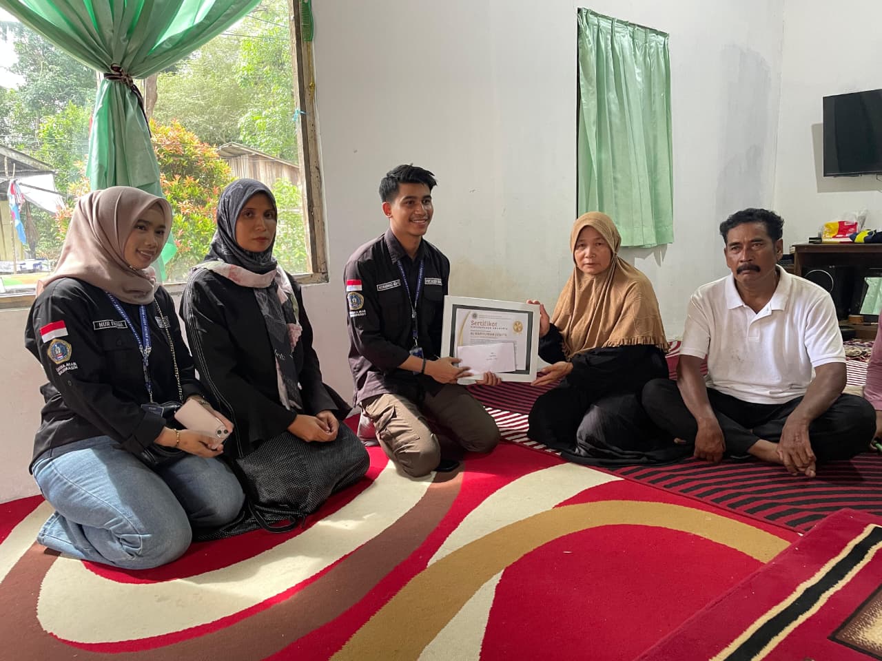 Serahkan; Uniska MAB saat menyerahkan penghargaan Anumerta kepada orangtua alm Juwita (SHEILA/RADAR BANJARMASIN